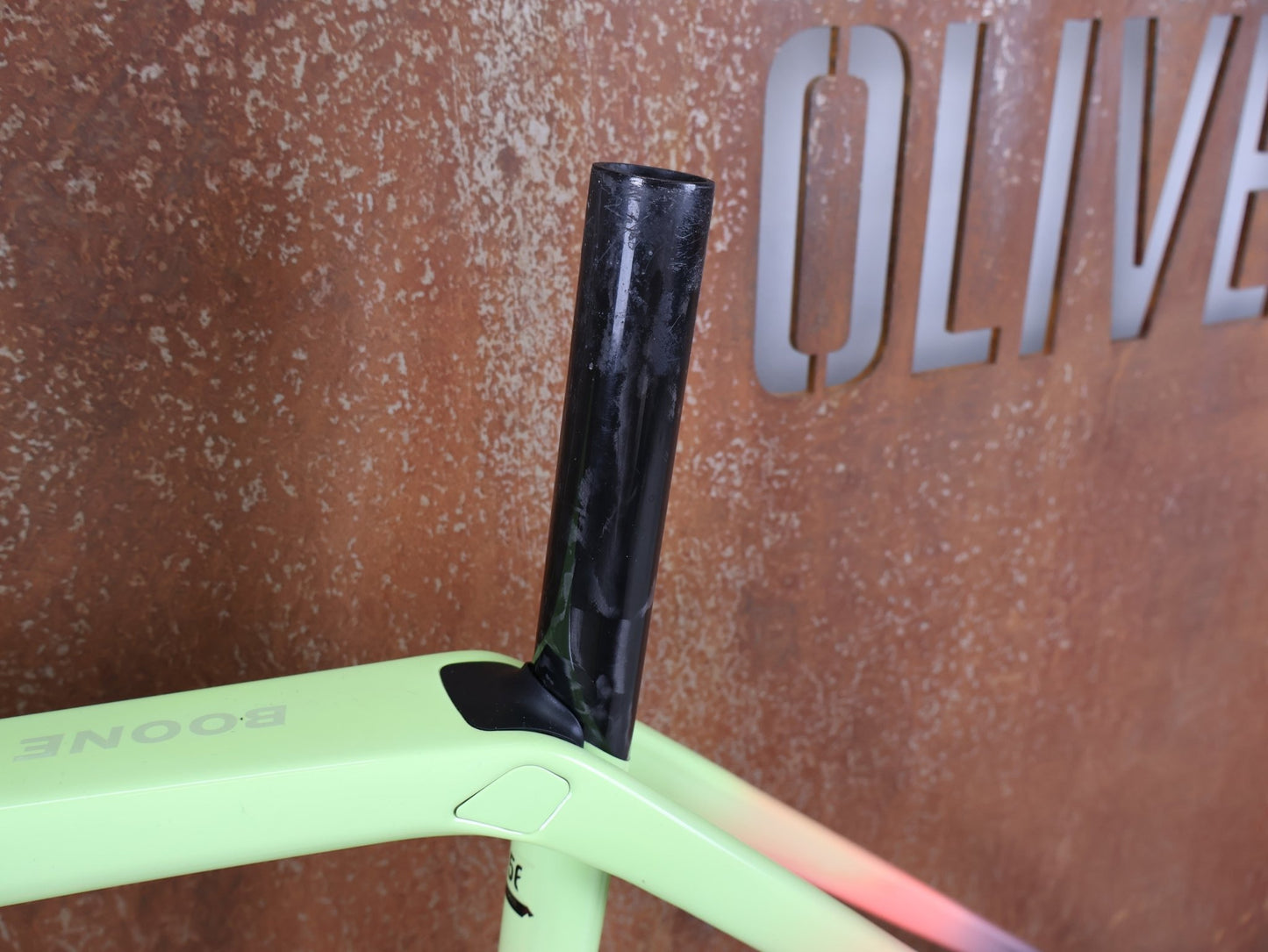 Gravel - /Cyclocrossrahmen von Trek, TREK BOONE RAHMENSET / LOWSTICK TO LIVING CORAL FADE / DISC / 56CM vor USEDBIKES - OB.DE Hintergrund