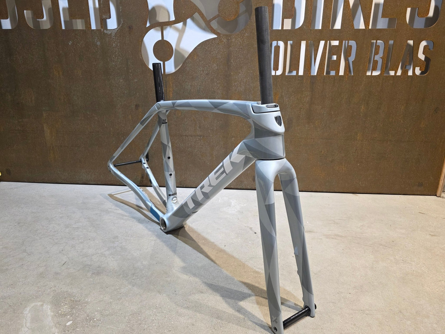 Gravel - /Cyclocrossrahmen von Trek, TREK BOONE RAHMENSET / PLASMA GREY PEARL / DISC / 52CM vor USEDBIKES - OB.DE Hintergrund