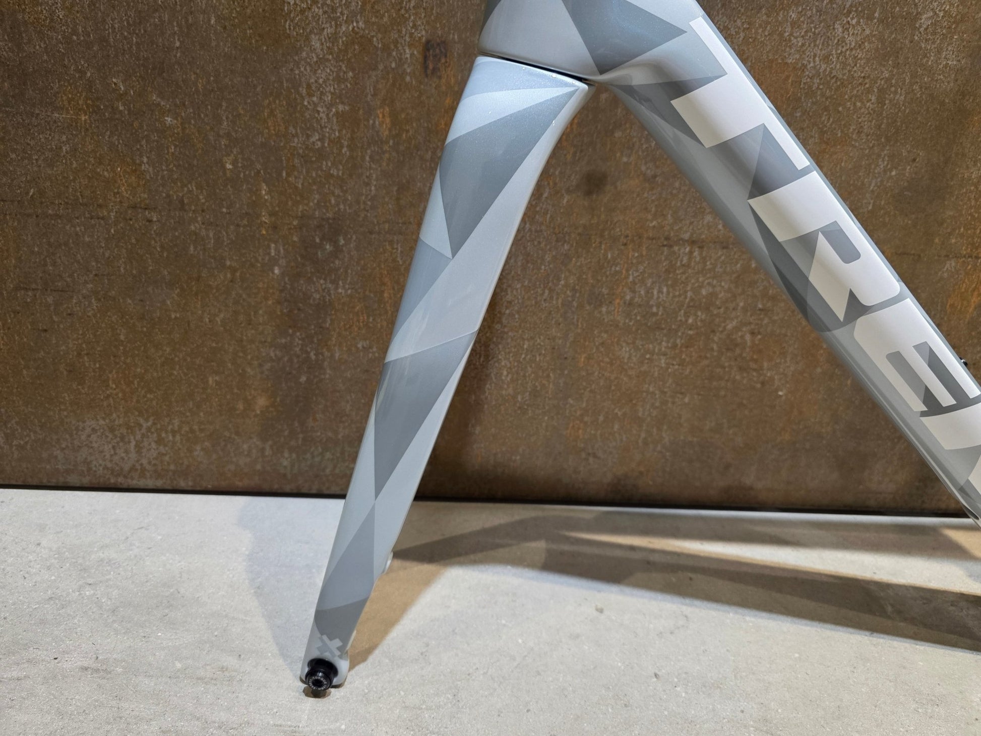 Gravel - /Cyclocrossrahmen von Trek, TREK BOONE RAHMENSET / PLASMA GREY PEARL / DISC / 52CM vor USEDBIKES - OB.DE Hintergrund