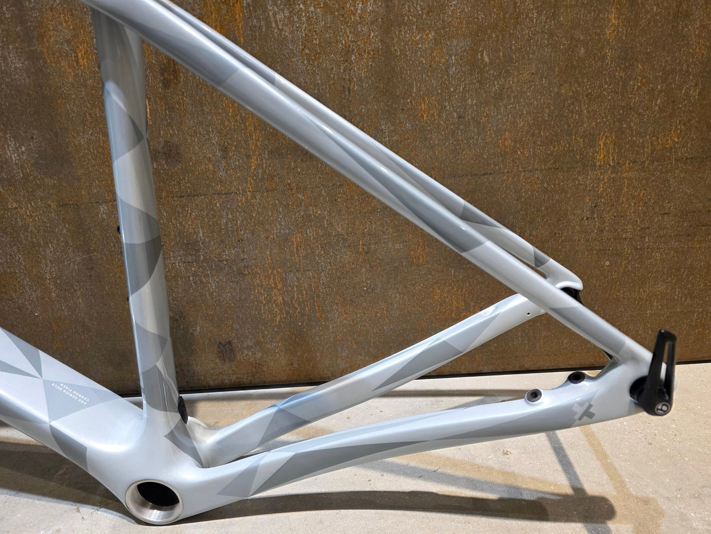 Gravel - /Cyclocrossrahmen von Trek, TREK BOONE RAHMENSET / PLASMA GREY PEARL / DISC / 52CM vor USEDBIKES - OB.DE Hintergrund