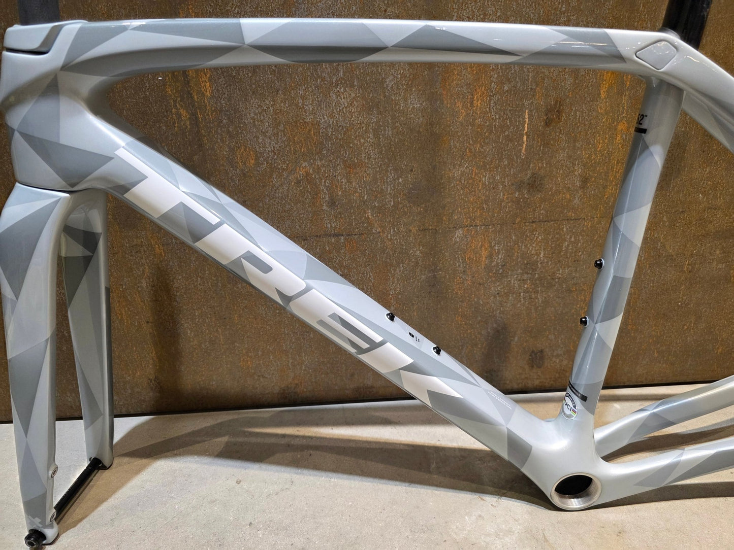 Gravel - /Cyclocrossrahmen von Trek, TREK BOONE RAHMENSET / PLASMA GREY PEARL / DISC / 52CM vor USEDBIKES - OB.DE Hintergrund