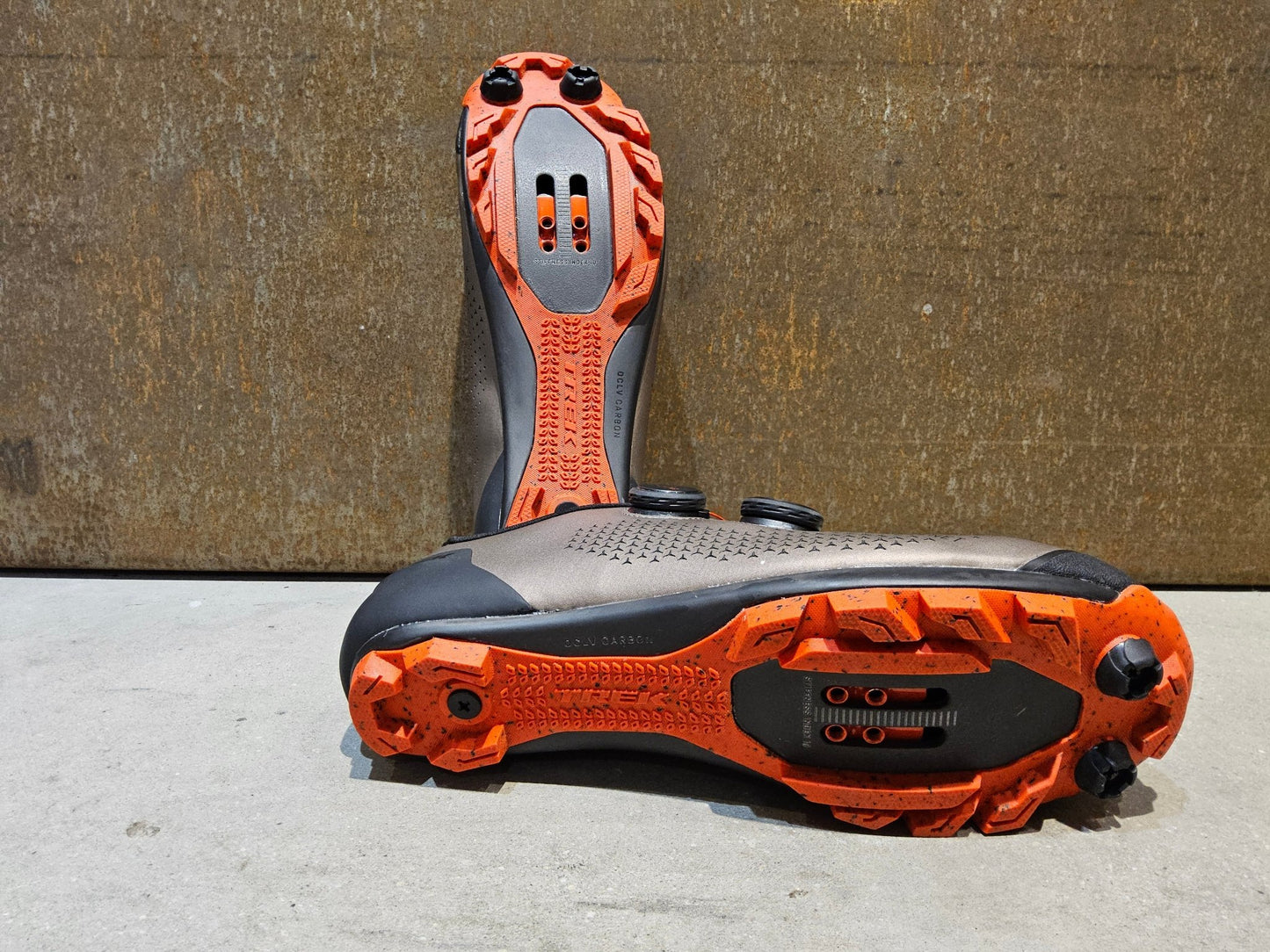 MTB - Herrenschuhe von Trek, TREK CAMBION MOUNTAINBIKESCHUH / BRONZE AGE vor USEDBIKES - OB.DE Hintergrund