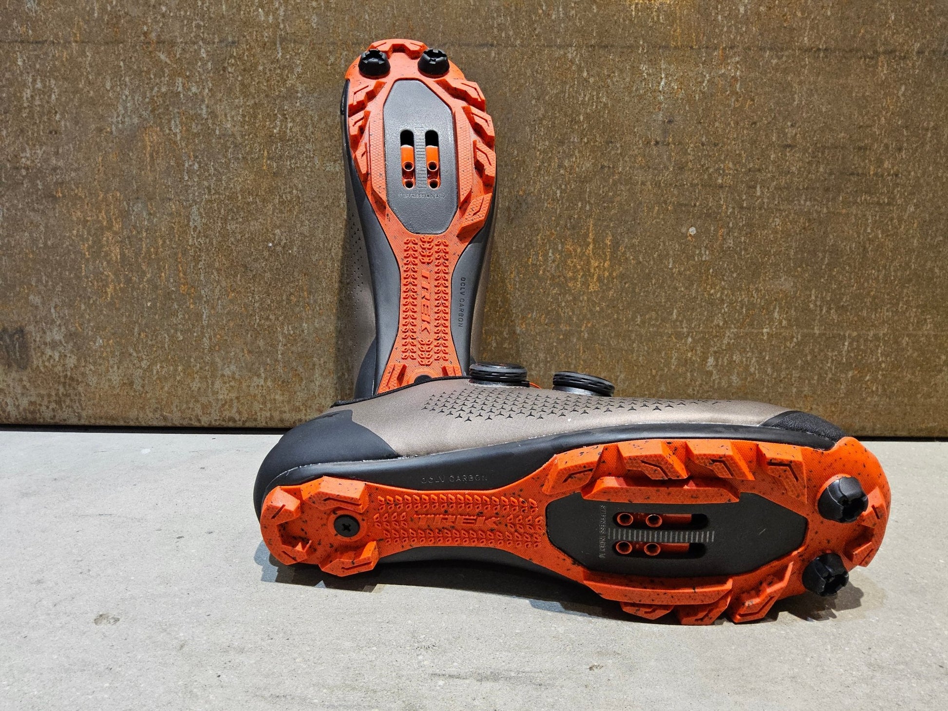 MTB - Herrenschuhe von Trek, TREK CAMBION MOUNTAINBIKESCHUH / BRONZE AGE vor USEDBIKES - OB.DE Hintergrund