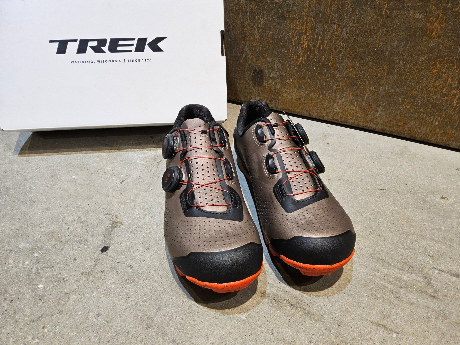 MTB - Herrenschuhe von Trek, TREK CAMBION MOUNTAINBIKESCHUH / BRONZE AGE vor USEDBIKES - OB.DE Hintergrund