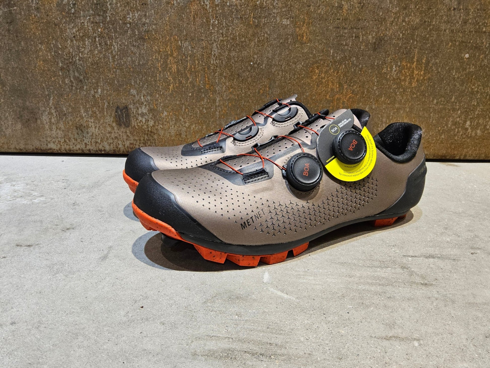 MTB - Herrenschuhe von Trek, TREK CAMBION MOUNTAINBIKESCHUH / BRONZE AGE vor USEDBIKES - OB.DE Hintergrund