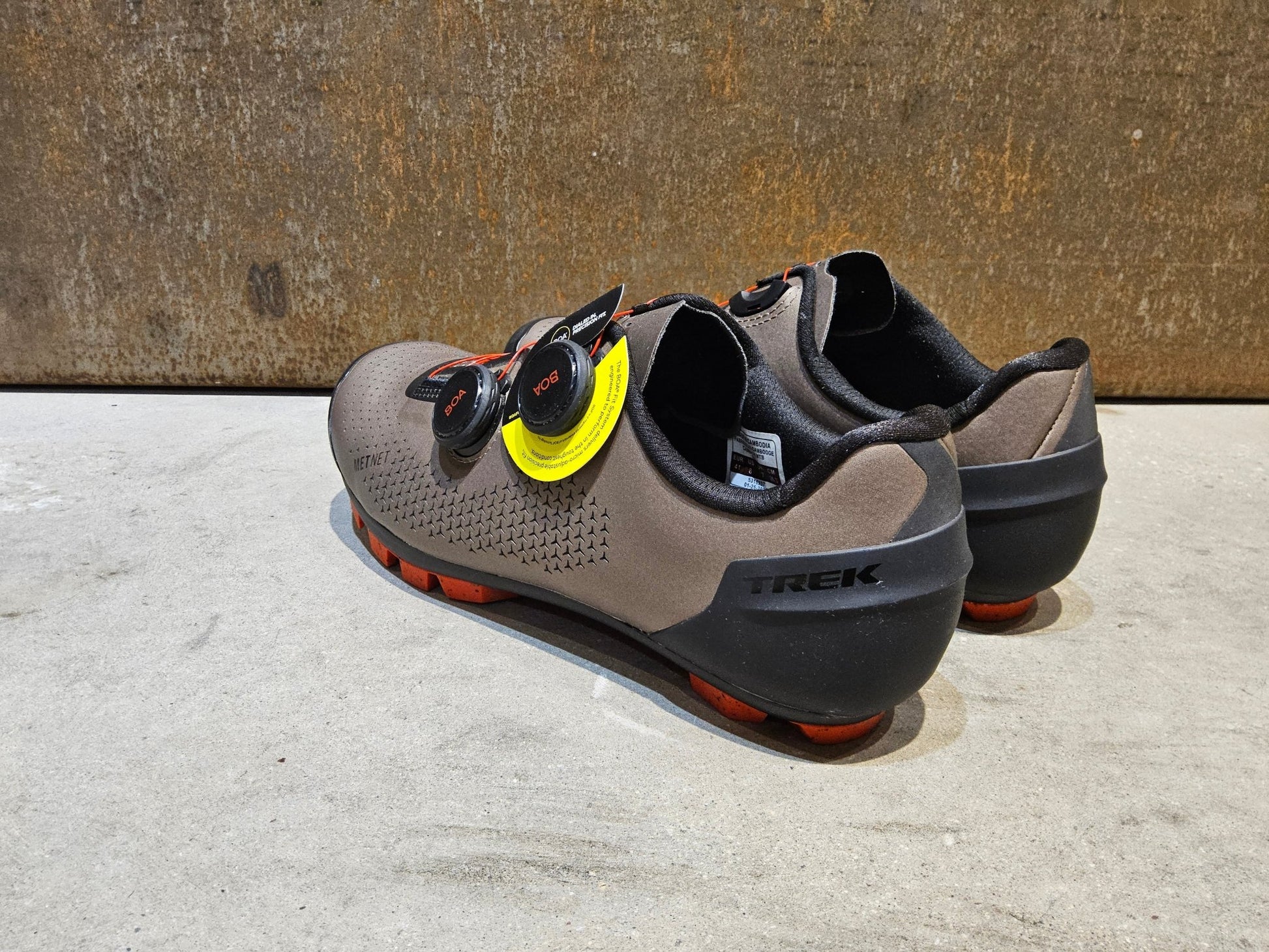 MTB - Herrenschuhe von Trek, TREK CAMBION MOUNTAINBIKESCHUH / BRONZE AGE vor USEDBIKES - OB.DE Hintergrund