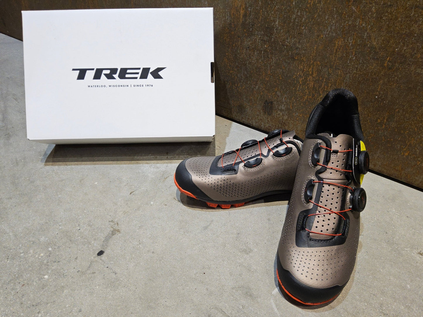 MTB - Herrenschuhe von Trek, TREK CAMBION MOUNTAINBIKESCHUH / BRONZE AGE vor USEDBIKES - OB.DE Hintergrund