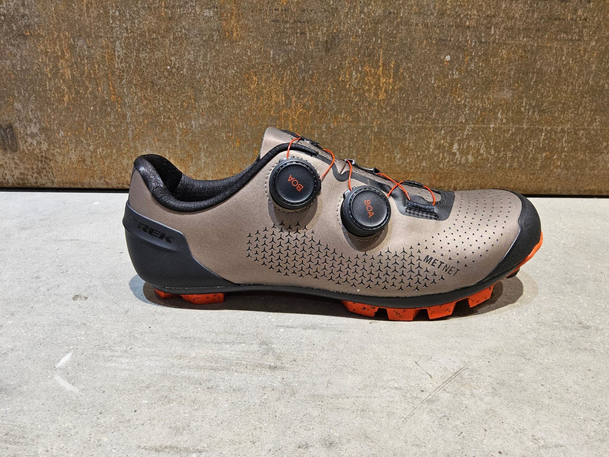 MTB - Herrenschuhe von Trek, TREK CAMBION MOUNTAINBIKESCHUH / BRONZE AGE vor USEDBIKES - OB.DE Hintergrund