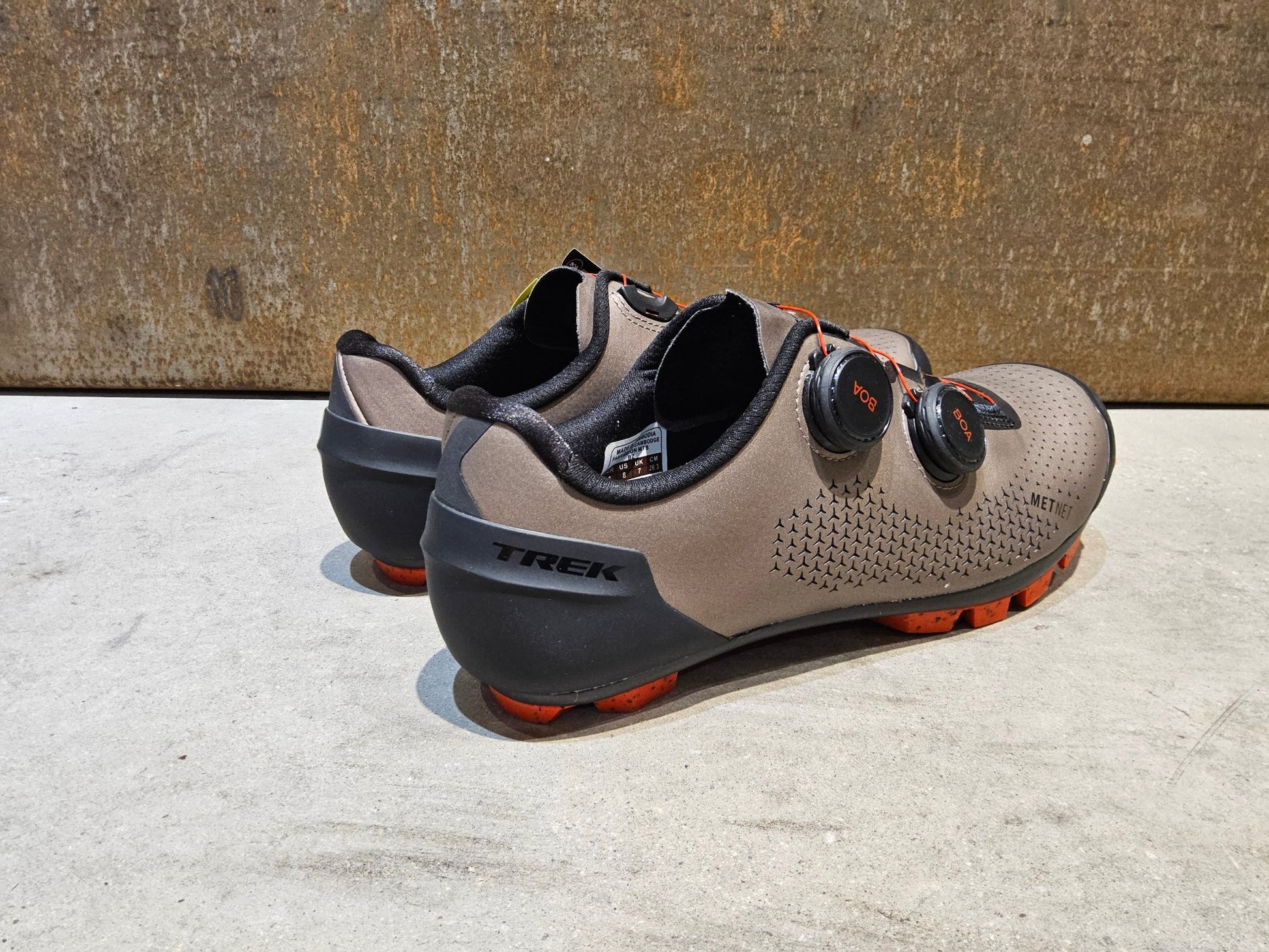 MTB - Herrenschuhe von Trek, TREK CAMBION MOUNTAINBIKESCHUH / BRONZE AGE vor USEDBIKES - OB.DE Hintergrund