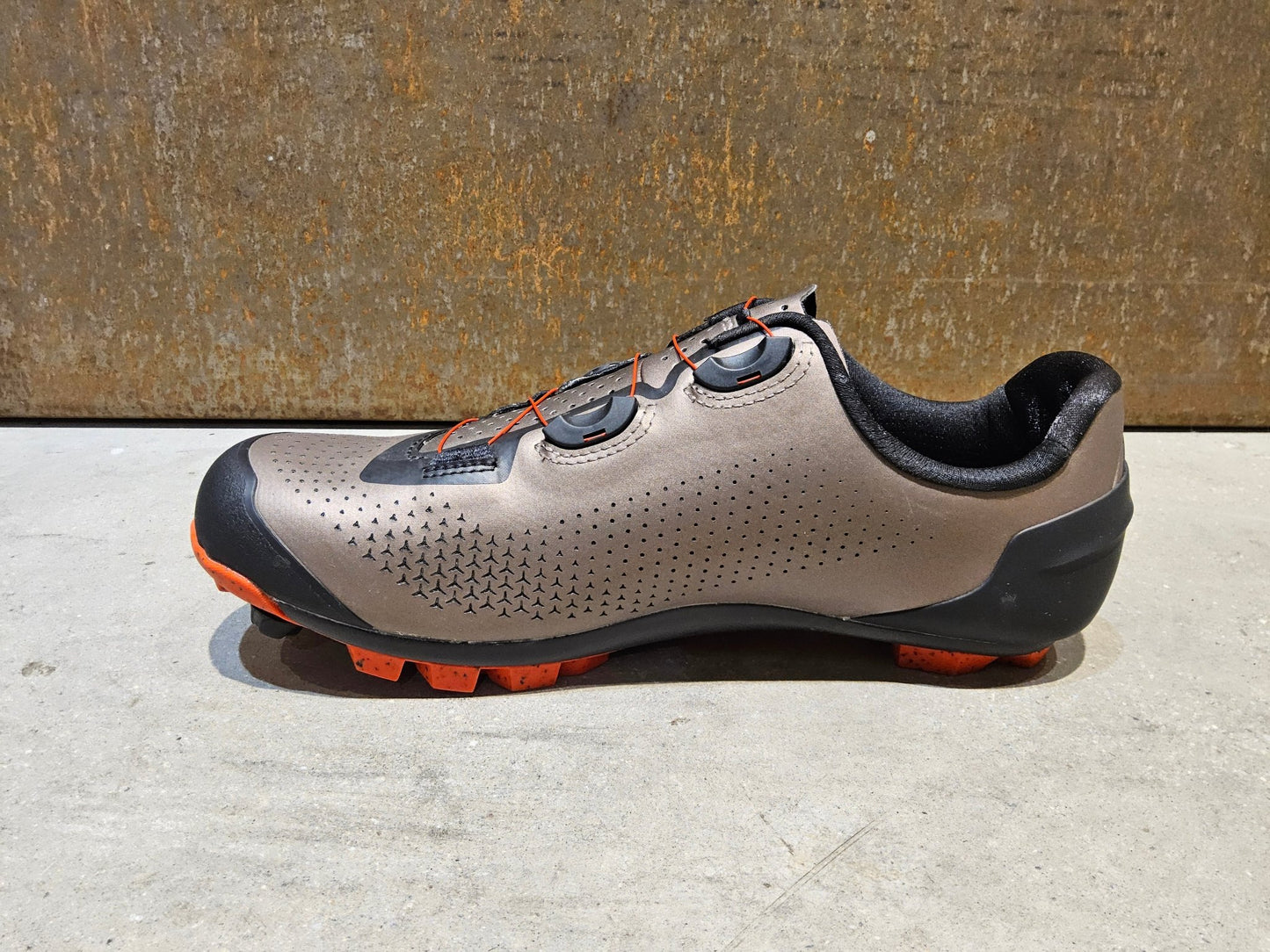 MTB - Herrenschuhe von Trek, TREK CAMBION MOUNTAINBIKESCHUH / BRONZE AGE vor USEDBIKES - OB.DE Hintergrund
