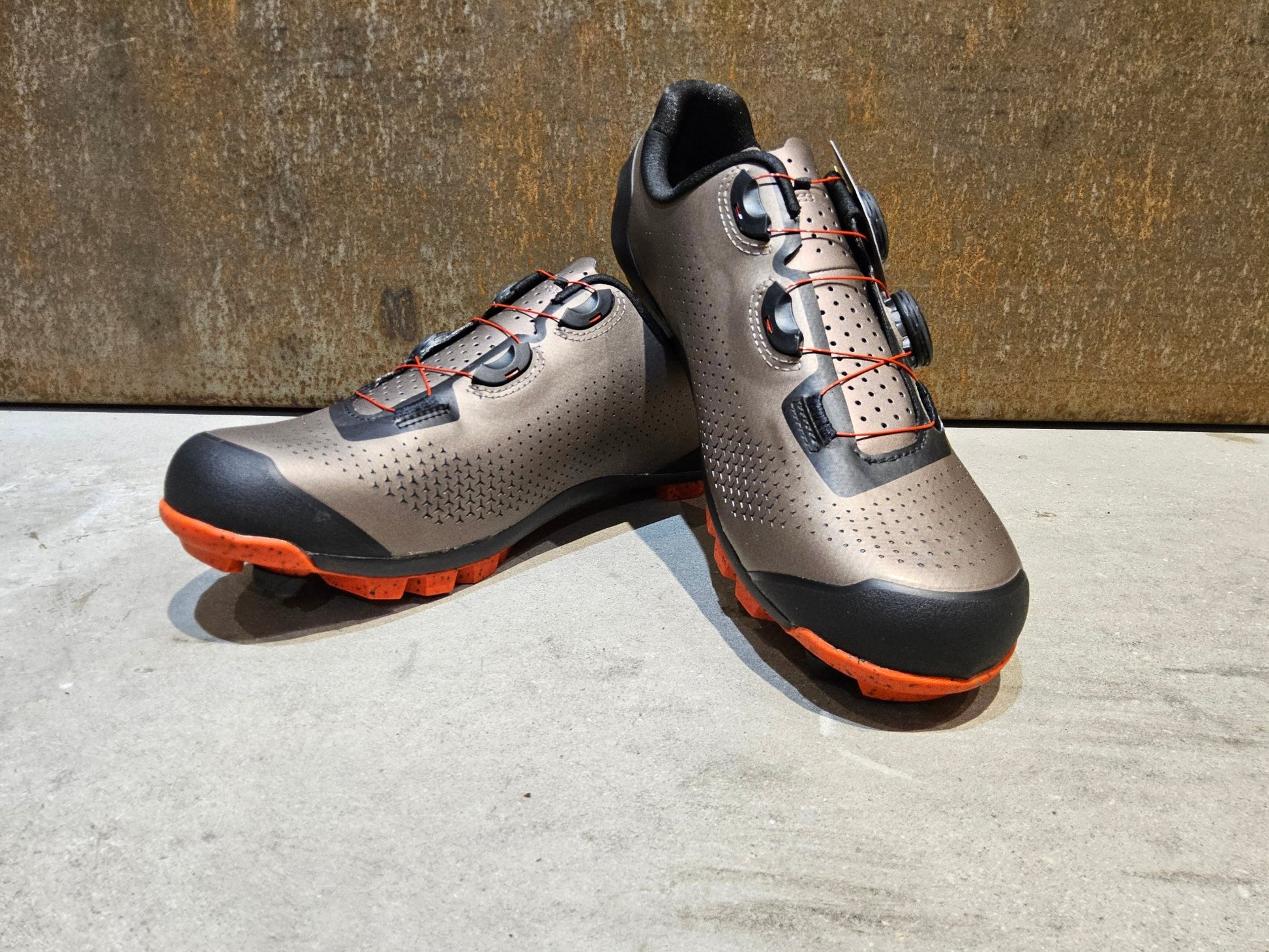 MTB - Herrenschuhe von Trek, TREK CAMBION MOUNTAINBIKESCHUH / BRONZE AGE vor USEDBIKES - OB.DE Hintergrund