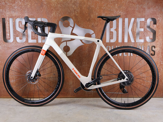 Gravel/Cyclocross von Trek, TREK CHECKMATE SLR 7 AXS / ERA WHITE BUFF BEIGE / M/L vor USEDBIKES - OB.DE Hintergrund