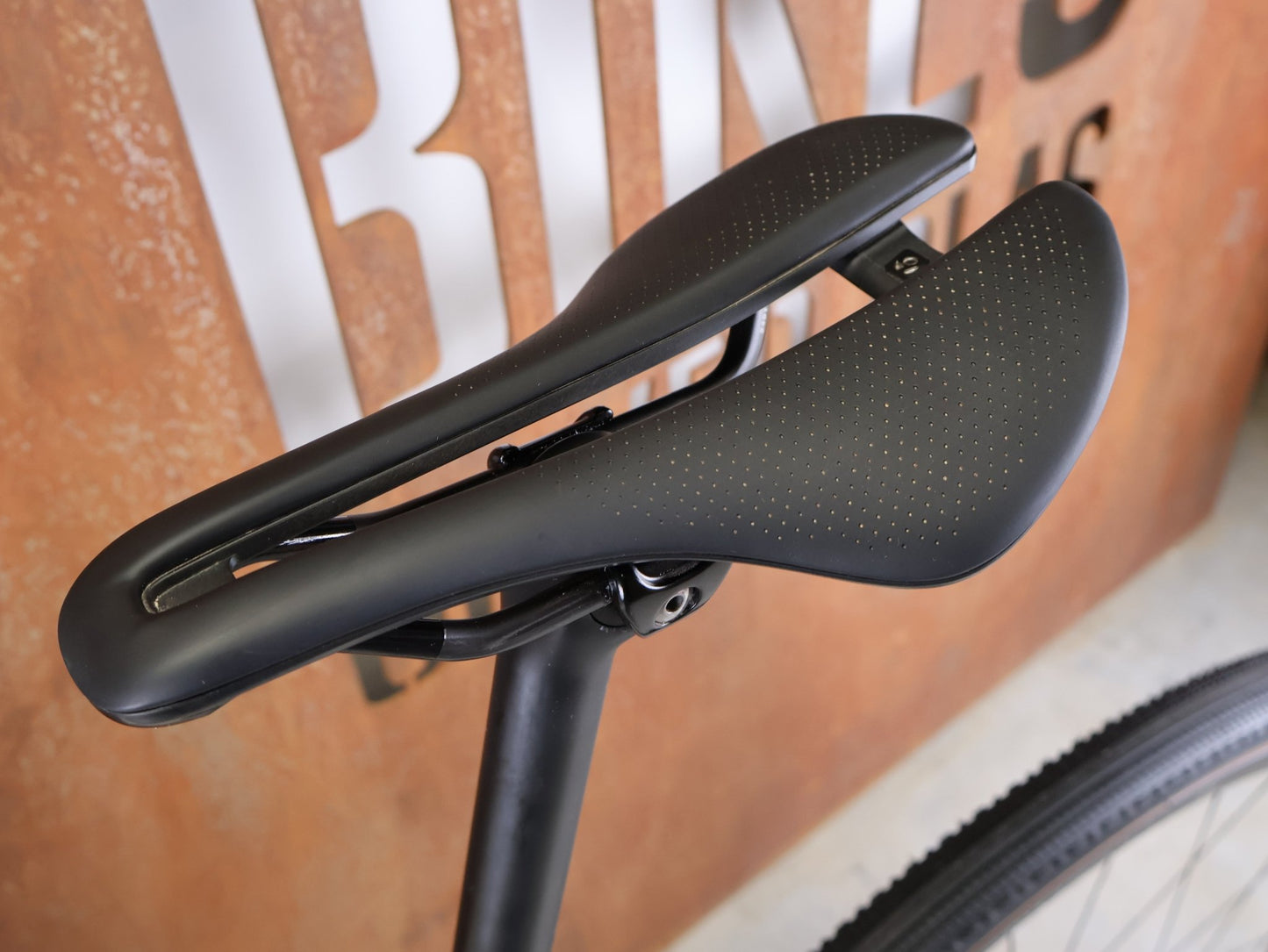 Gravel/Cyclocross von Trek, TREK CHECKMATE SLR 7 AXS / ERA WHITE BUFF BEIGE / M/L vor USEDBIKES - OB.DE Hintergrund