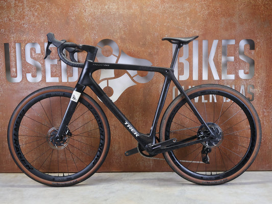 Gravel/Cyclocross von Trek, TREK CHECKMATE SLR 7 AXS / MATTE DEEP SMOKE / L vor USEDBIKES - OB.DE Hintergrund