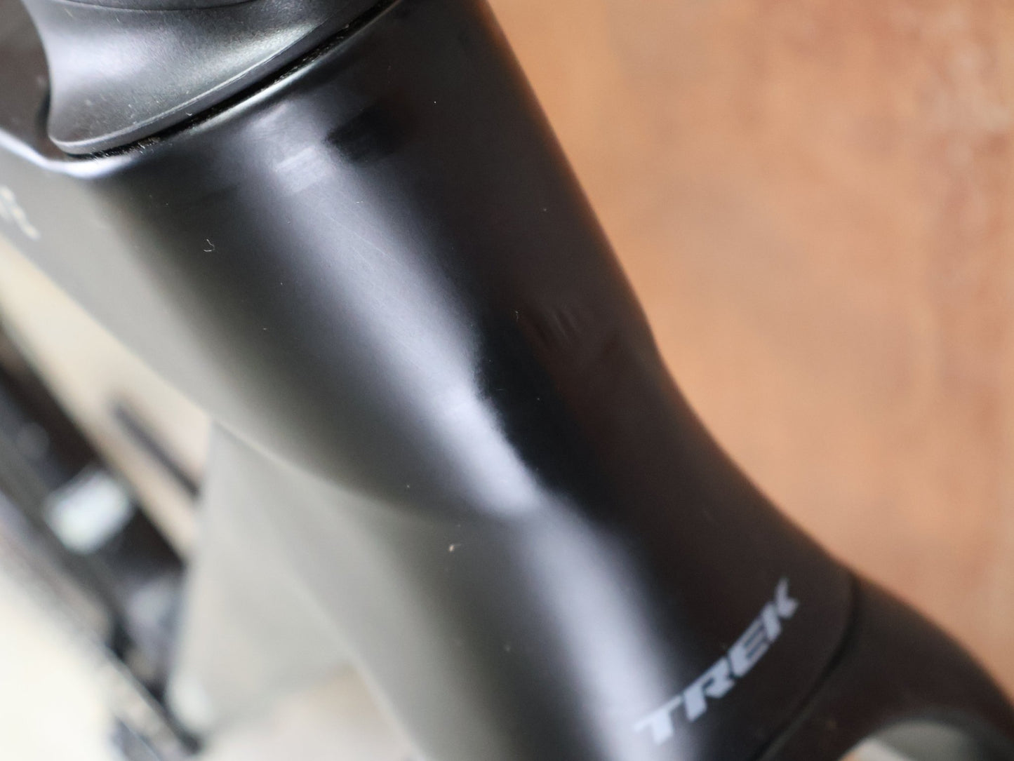 Gravel/Cyclocross von Trek, TREK CHECKMATE SLR 7 AXS / MATTE DEEP SMOKE / M vor USEDBIKES - OB.DE Hintergrund