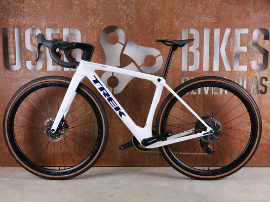 Gravel/Cyclocross von Trek, TREK CHECKMATE SLR 7 AXS – PROJECT ONE CRYSTAL WHITE / CRYSTAL BLUE / S vor USEDBIKES - OB.DE Hintergrund