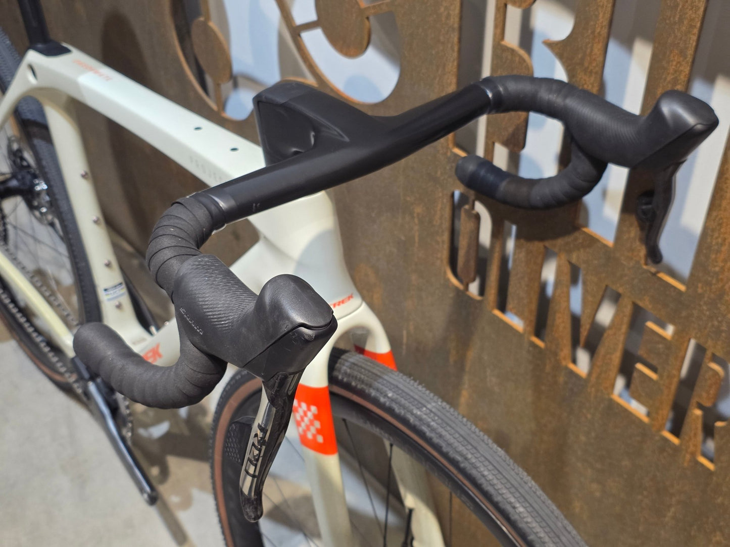Gravel/Cyclocross von Trek, TREK CHECKMATE SLR 8 AXS / ERA WHITE BUFF BEIGE / M vor USEDBIKES - OB.DE Hintergrund