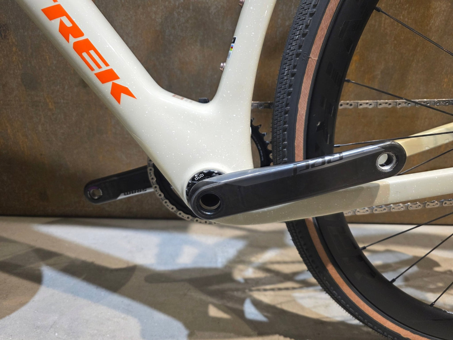 Gravel/Cyclocross von Trek, TREK CHECKMATE SLR 8 AXS / ERA WHITE BUFF BEIGE / M vor USEDBIKES - OB.DE Hintergrund