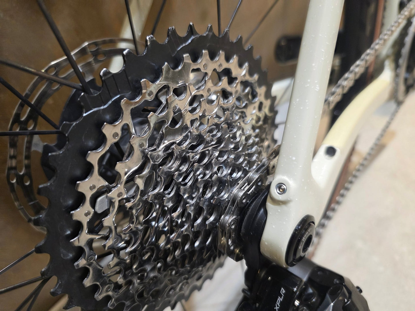 Gravel/Cyclocross von Trek, TREK CHECKMATE SLR 8 AXS / ERA WHITE BUFF BEIGE / M vor USEDBIKES - OB.DE Hintergrund
