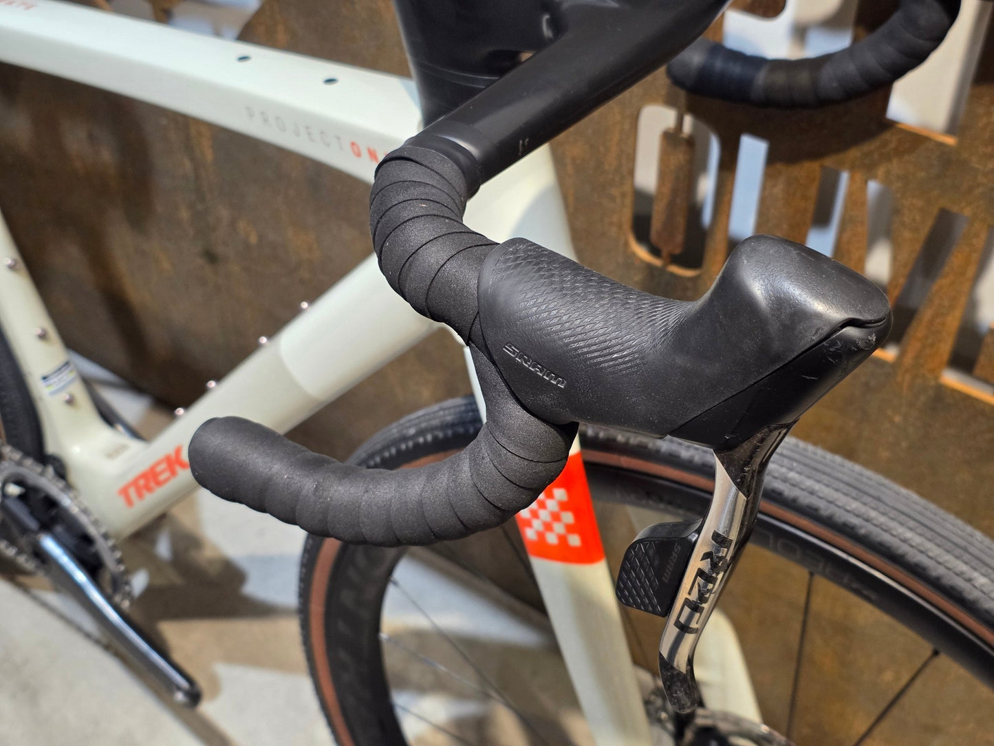 Gravel/Cyclocross von Trek, TREK CHECKMATE SLR 8 AXS / ERA WHITE BUFF BEIGE / M vor USEDBIKES - OB.DE Hintergrund