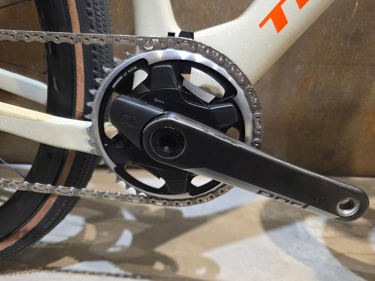 Gravel/Cyclocross von Trek, TREK CHECKMATE SLR 8 AXS / ERA WHITE BUFF BEIGE / M vor USEDBIKES - OB.DE Hintergrund