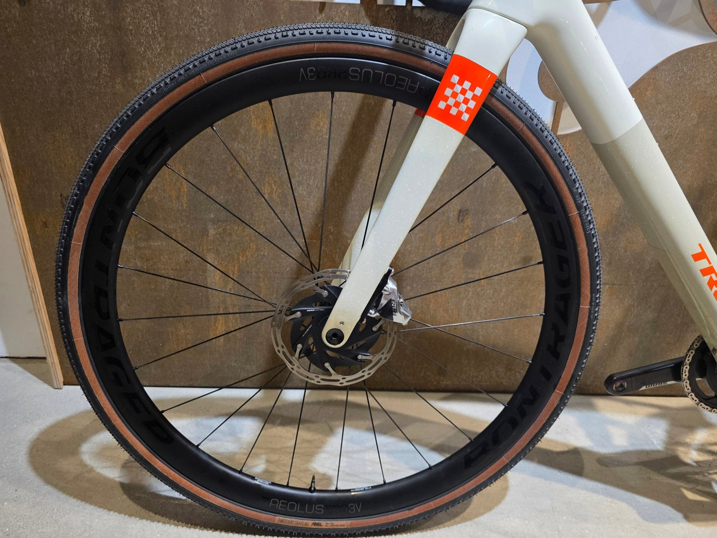 Gravel/Cyclocross von Trek, TREK CHECKMATE SLR 8 AXS / ERA WHITE BUFF BEIGE / M vor USEDBIKES - OB.DE Hintergrund