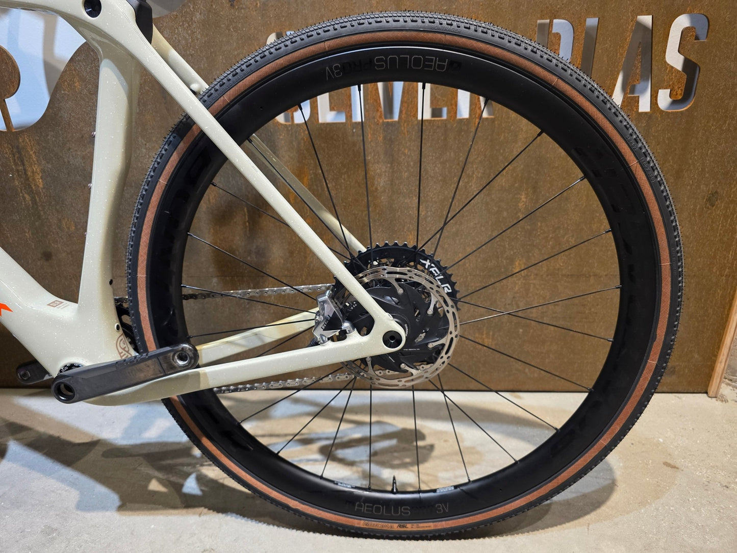 Gravel/Cyclocross von Trek, TREK CHECKMATE SLR 8 AXS / ERA WHITE BUFF BEIGE / M vor USEDBIKES - OB.DE Hintergrund