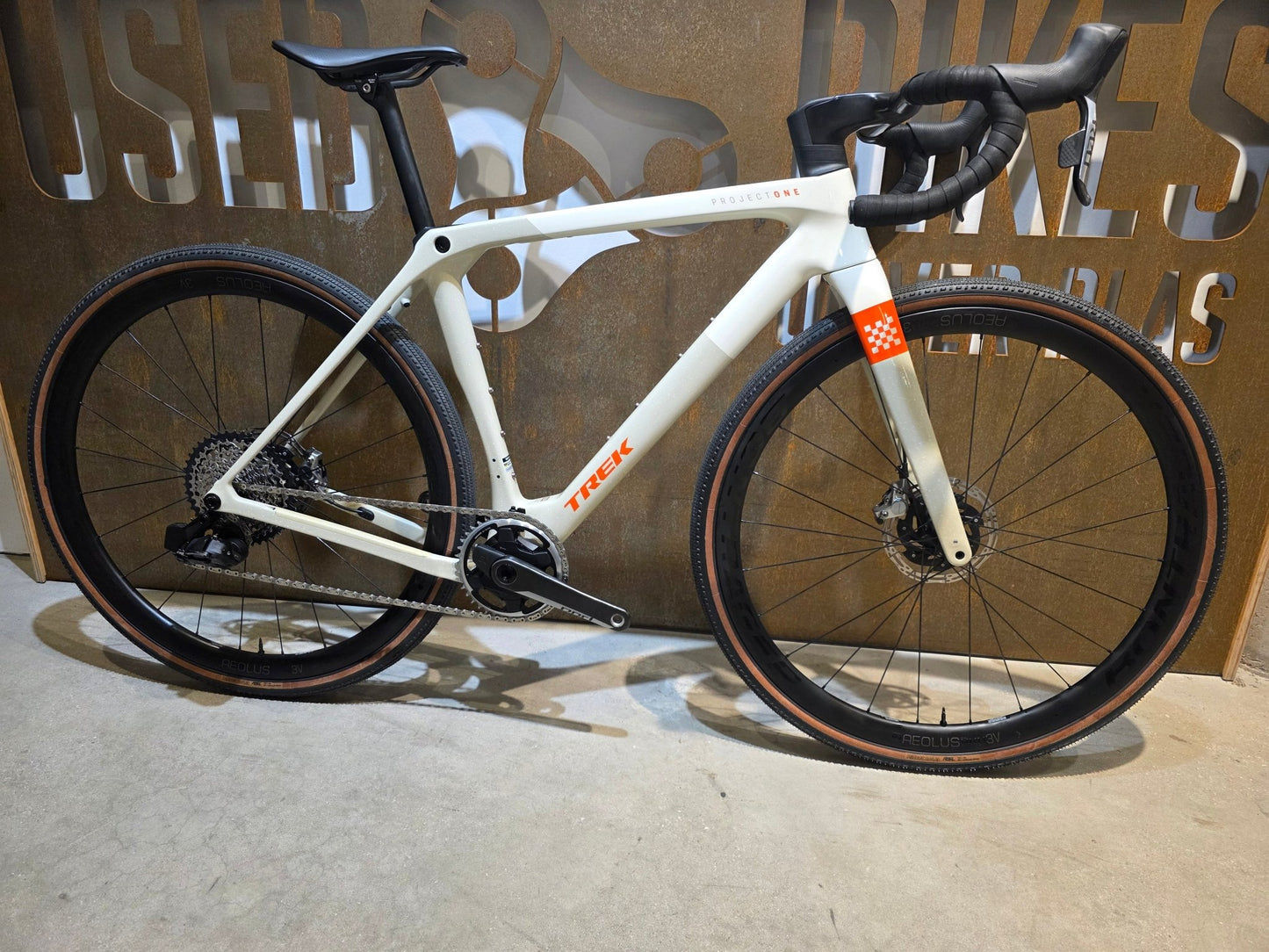 Gravel/Cyclocross von Trek, TREK CHECKMATE SLR 8 AXS / ERA WHITE BUFF BEIGE / M vor USEDBIKES - OB.DE Hintergrund