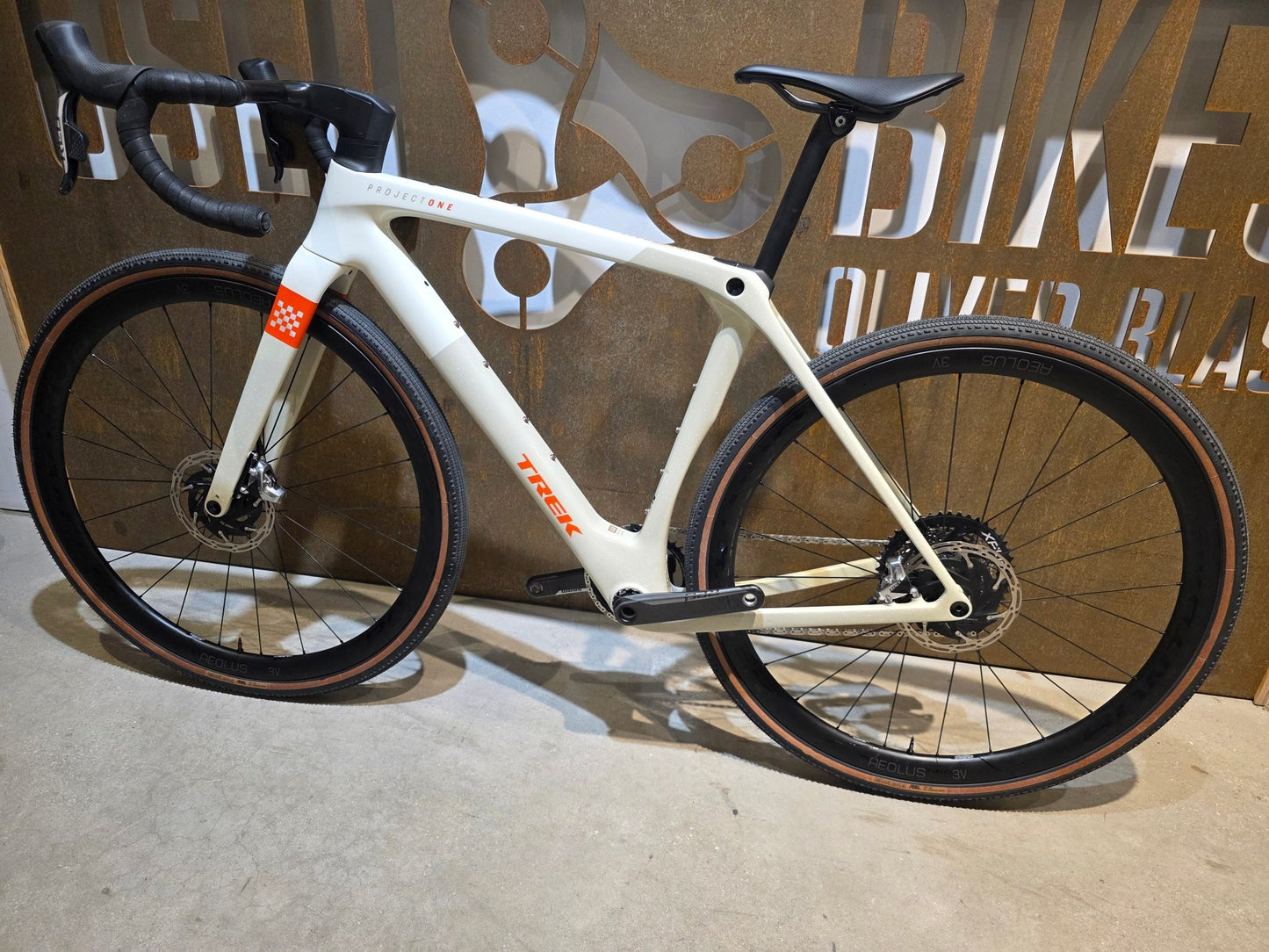 Gravel/Cyclocross von Trek, TREK CHECKMATE SLR 8 AXS / ERA WHITE BUFF BEIGE / M vor USEDBIKES - OB.DE Hintergrund