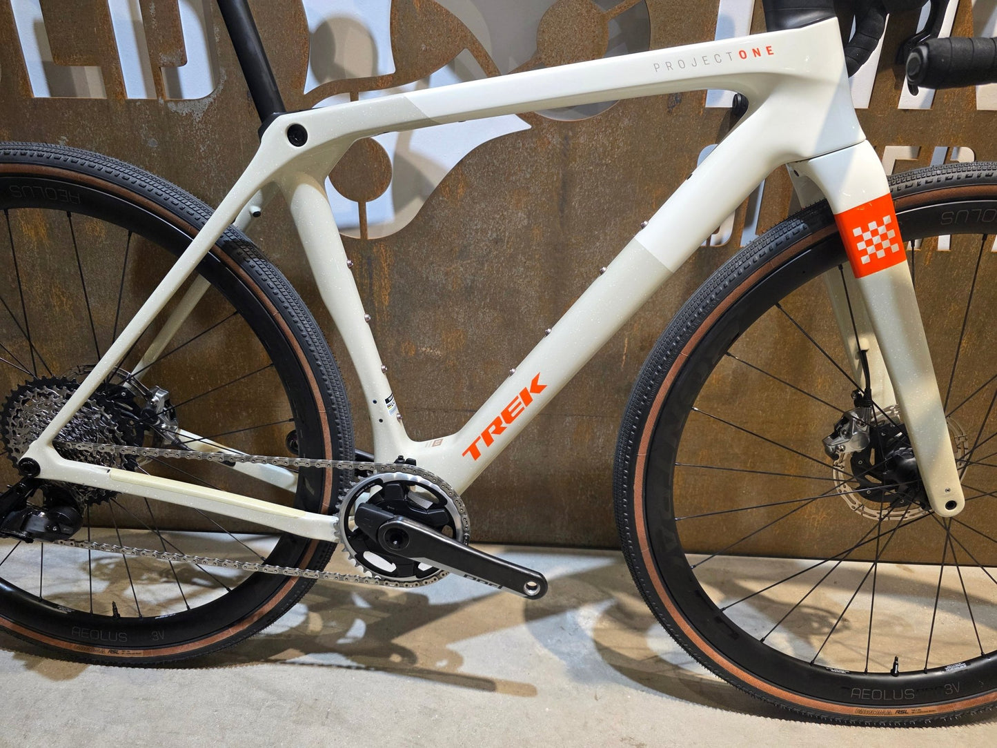 Gravel/Cyclocross von Trek, TREK CHECKMATE SLR 8 AXS / ERA WHITE BUFF BEIGE / M vor USEDBIKES - OB.DE Hintergrund