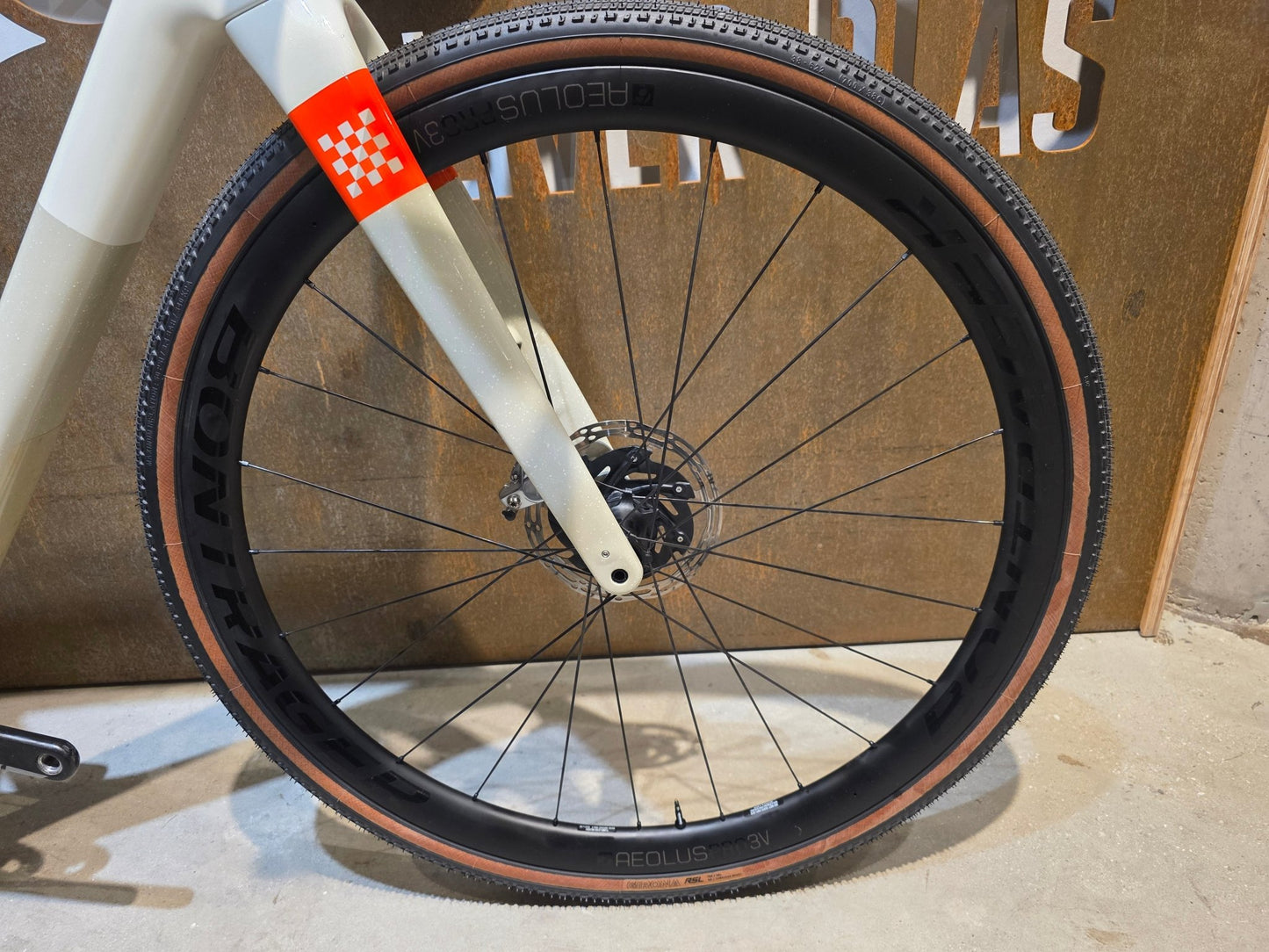 Gravel/Cyclocross von Trek, TREK CHECKMATE SLR 8 AXS / ERA WHITE BUFF BEIGE / M vor USEDBIKES - OB.DE Hintergrund
