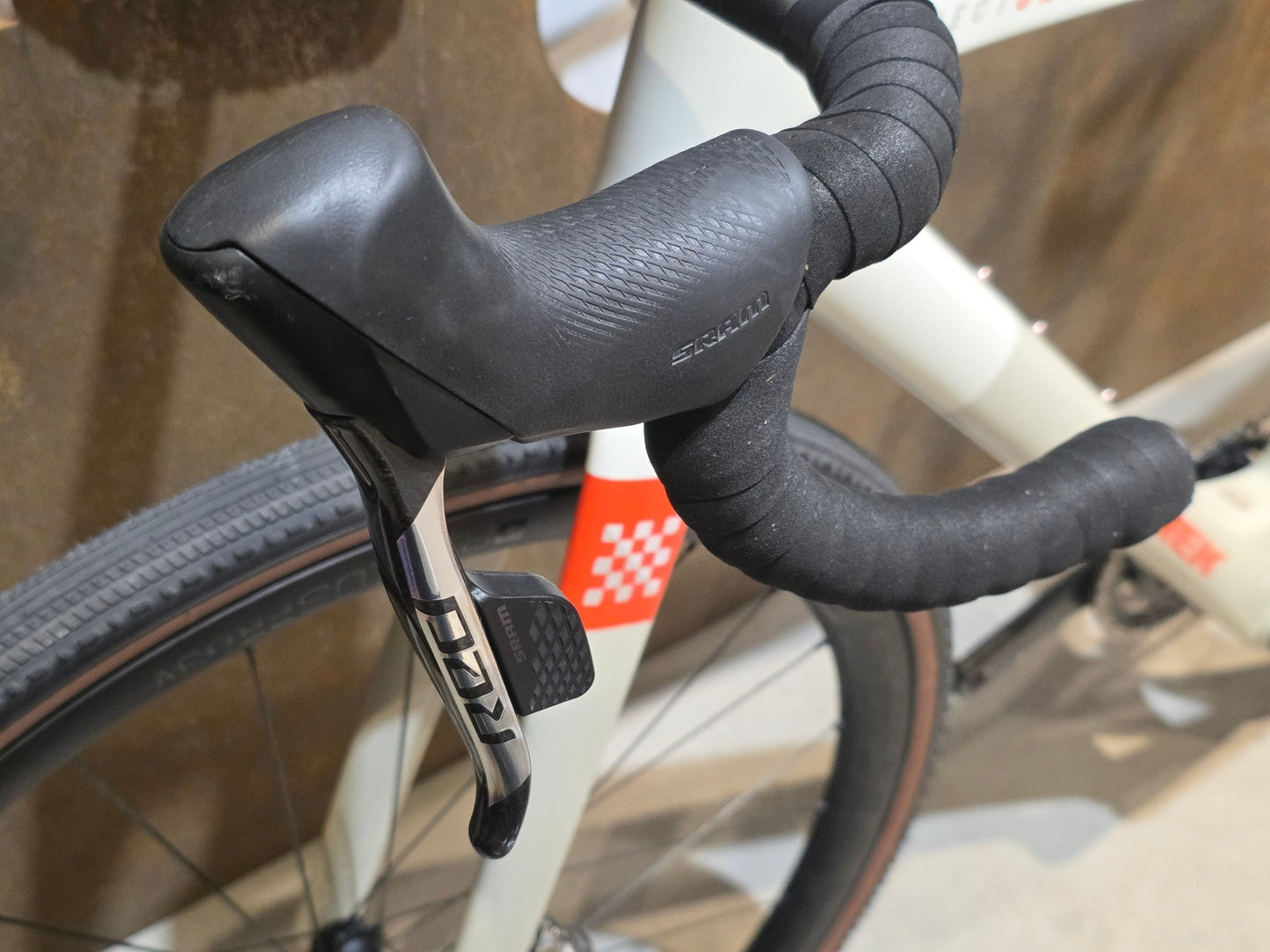 Gravel/Cyclocross von Trek, TREK CHECKMATE SLR 8 AXS / ERA WHITE BUFF BEIGE / M vor USEDBIKES - OB.DE Hintergrund