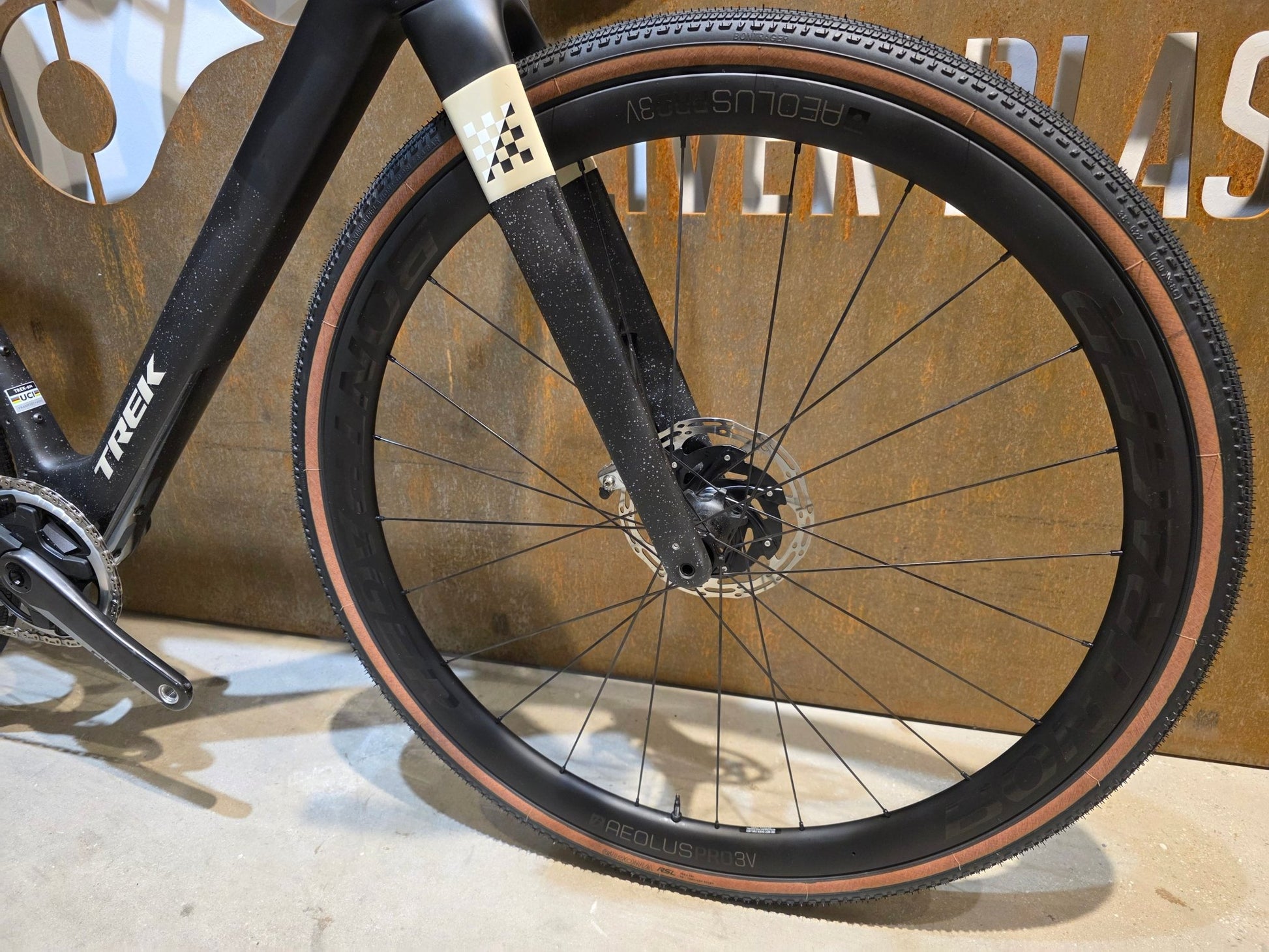 Gravel/Cyclocross von Trek, TREK CHECKMATE SLR 8 AXS / MATTE DEEP SMOKE / M vor USEDBIKES - OB.DE Hintergrund