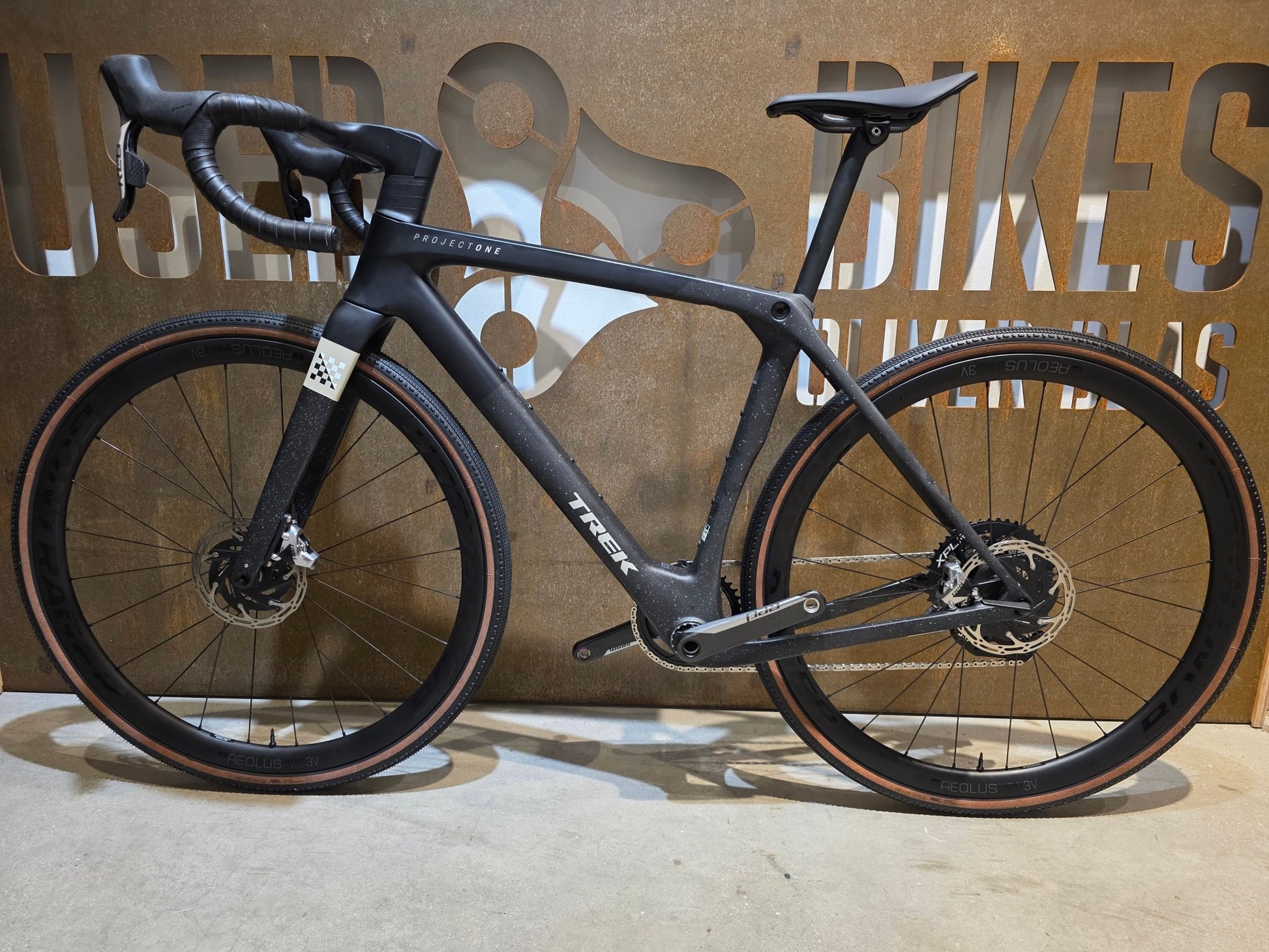 Gravel/Cyclocross von Trek, TREK CHECKMATE SLR 8 AXS / MATTE DEEP SMOKE / M vor USEDBIKES - OB.DE Hintergrund