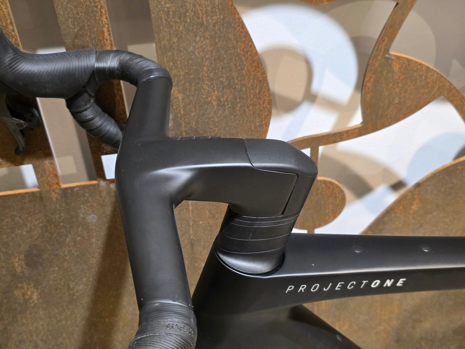 Gravel/Cyclocross von Trek, TREK CHECKMATE SLR 8 AXS / MATTE DEEP SMOKE / M vor USEDBIKES - OB.DE Hintergrund