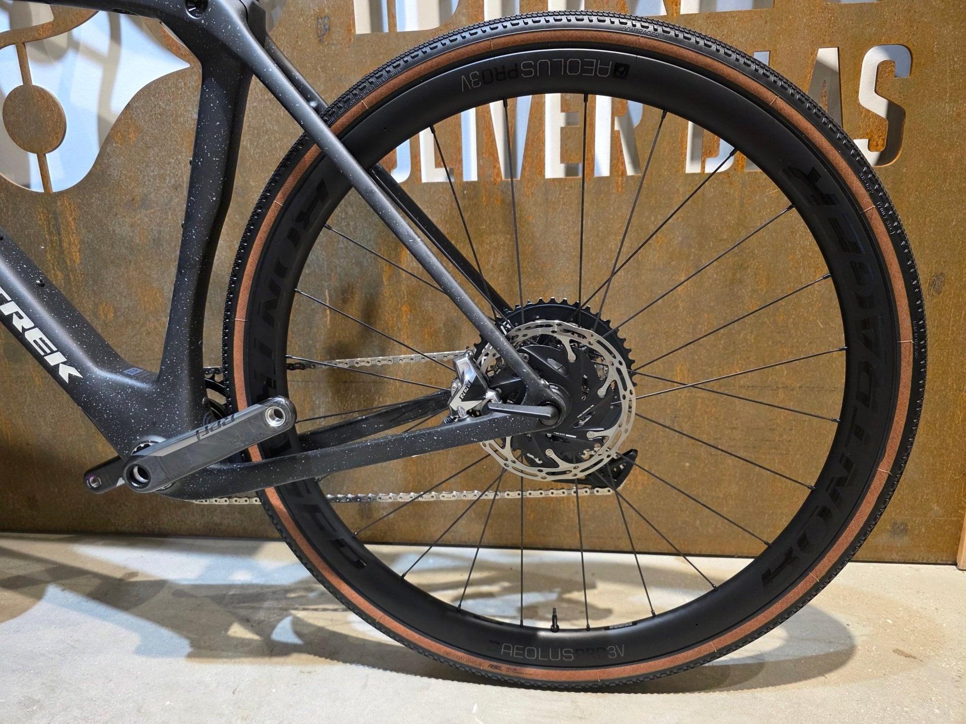 Gravel/Cyclocross von Trek, TREK CHECKMATE SLR 8 AXS / MATTE DEEP SMOKE / M vor USEDBIKES - OB.DE Hintergrund