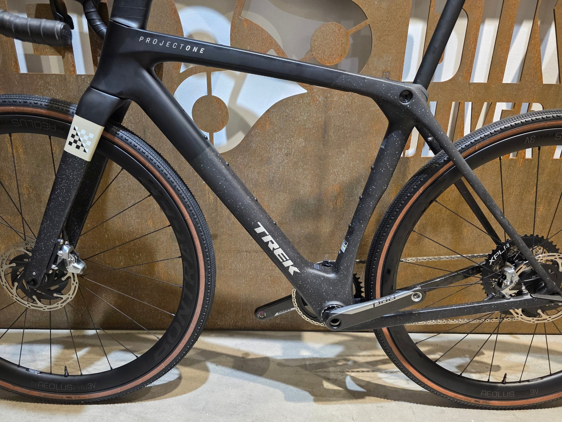 Gravel/Cyclocross von Trek, TREK CHECKMATE SLR 8 AXS / MATTE DEEP SMOKE / M vor USEDBIKES - OB.DE Hintergrund