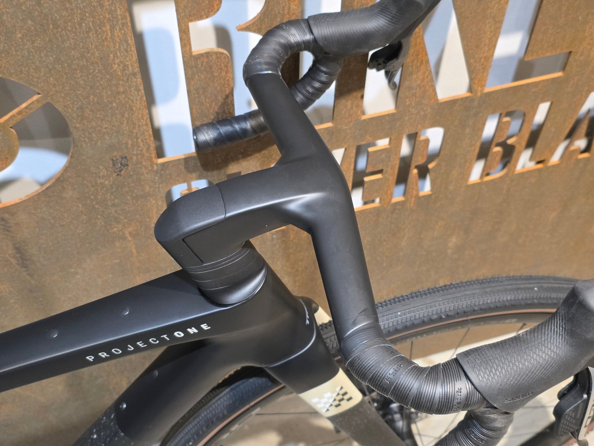 Gravel/Cyclocross von Trek, TREK CHECKMATE SLR 8 AXS / MATTE DEEP SMOKE / M vor USEDBIKES - OB.DE Hintergrund