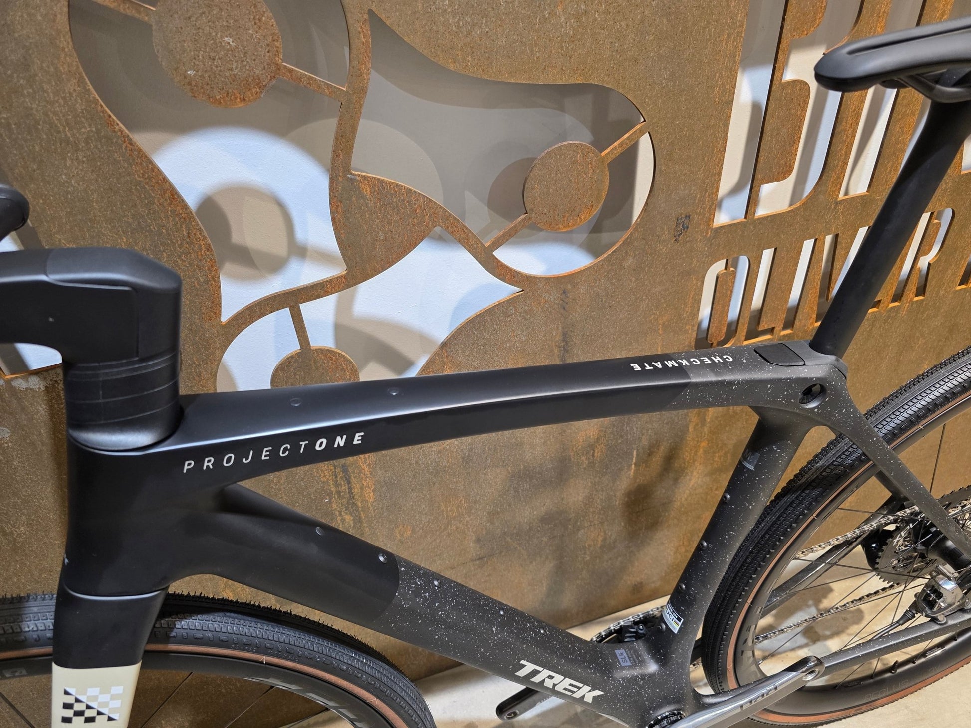 Gravel/Cyclocross von Trek, TREK CHECKMATE SLR 8 AXS / MATTE DEEP SMOKE / M vor USEDBIKES - OB.DE Hintergrund