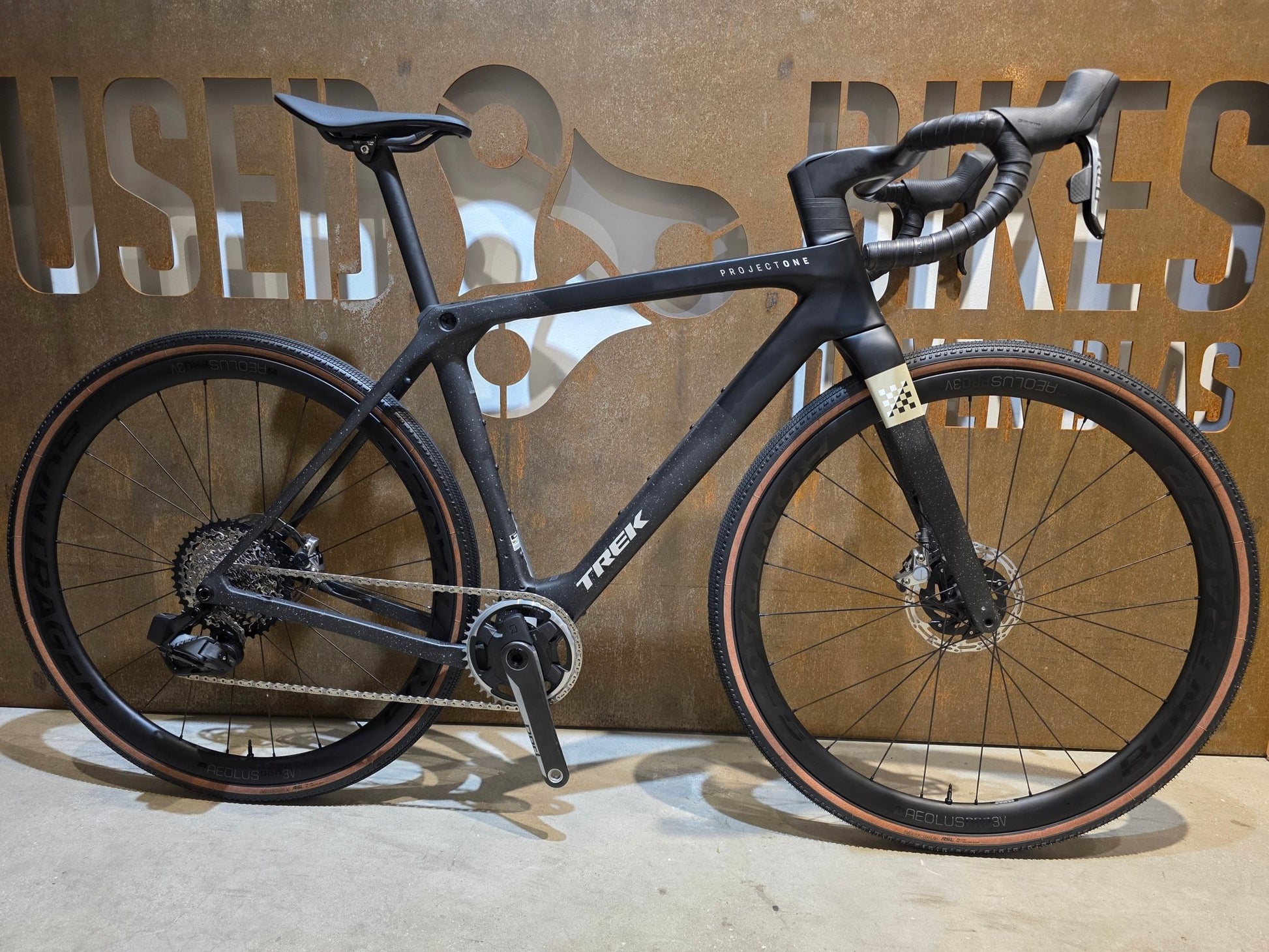 Gravel/Cyclocross von Trek, TREK CHECKMATE SLR 8 AXS / MATTE DEEP SMOKE / M vor USEDBIKES - OB.DE Hintergrund