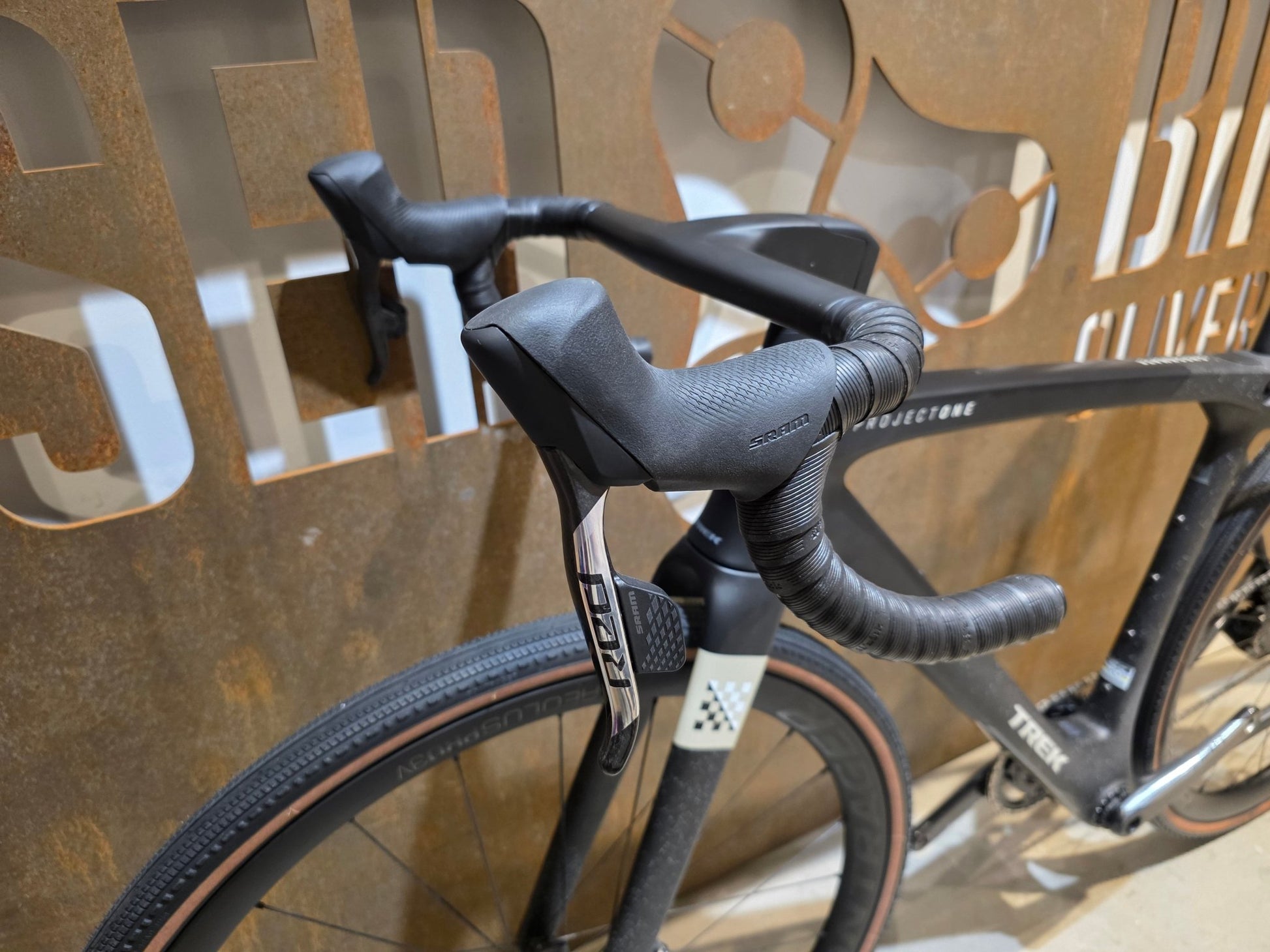 Gravel/Cyclocross von Trek, TREK CHECKMATE SLR 8 AXS / MATTE DEEP SMOKE / M vor USEDBIKES - OB.DE Hintergrund