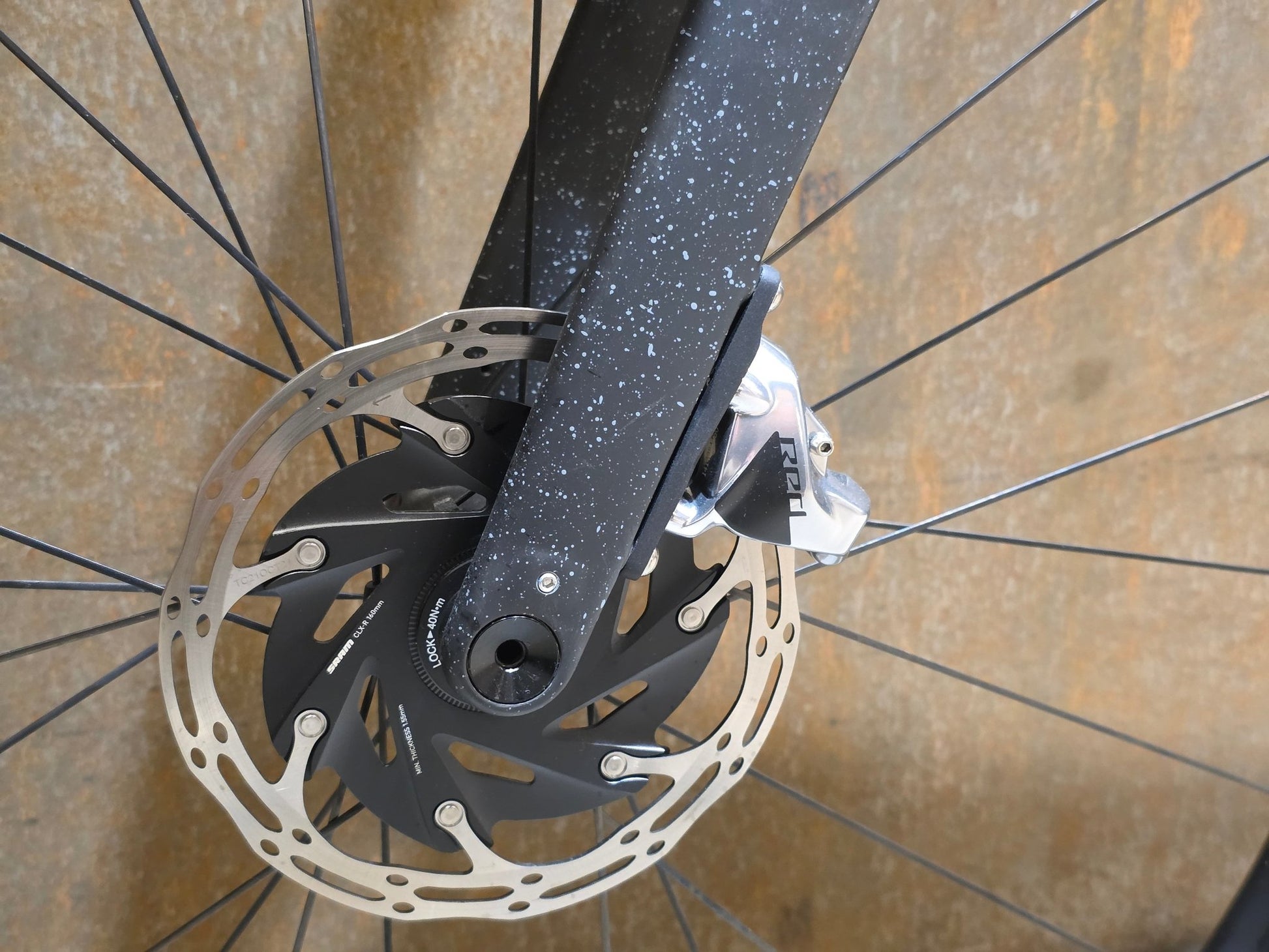 Gravel/Cyclocross von Trek, TREK CHECKMATE SLR 8 AXS / MATTE DEEP SMOKE / M vor USEDBIKES - OB.DE Hintergrund