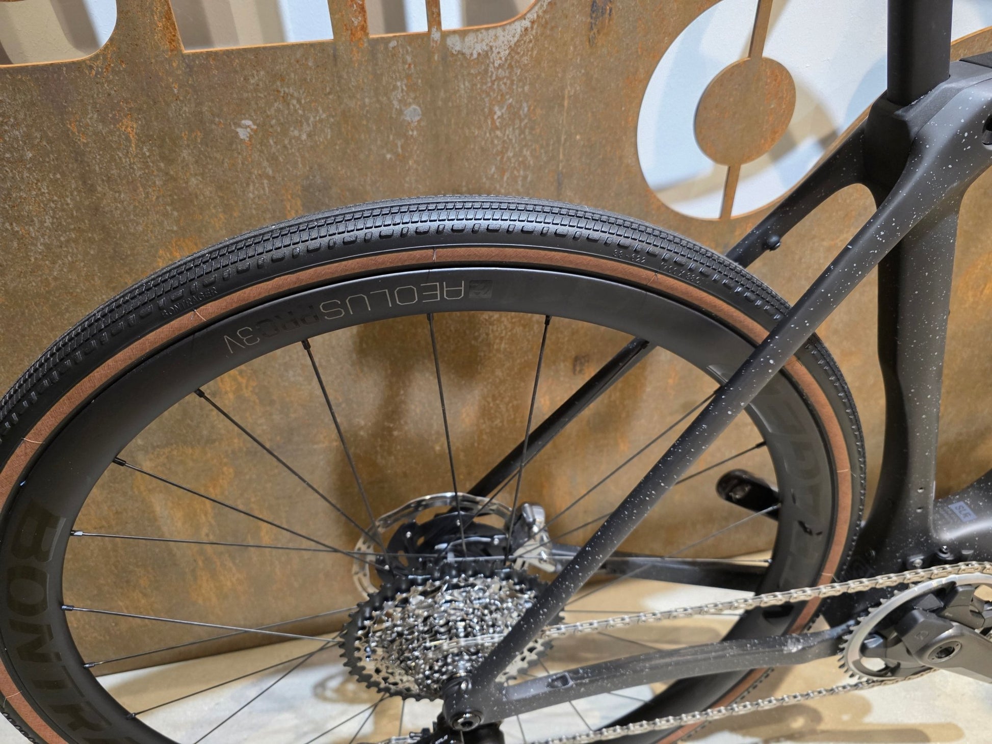 Gravel/Cyclocross von Trek, TREK CHECKMATE SLR 8 AXS / MATTE DEEP SMOKE / M vor USEDBIKES - OB.DE Hintergrund