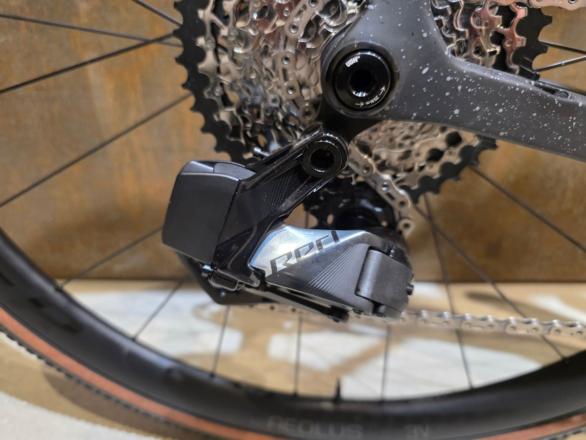 Gravel/Cyclocross von Trek, TREK CHECKMATE SLR 8 AXS / MATTE DEEP SMOKE / M vor USEDBIKES - OB.DE Hintergrund