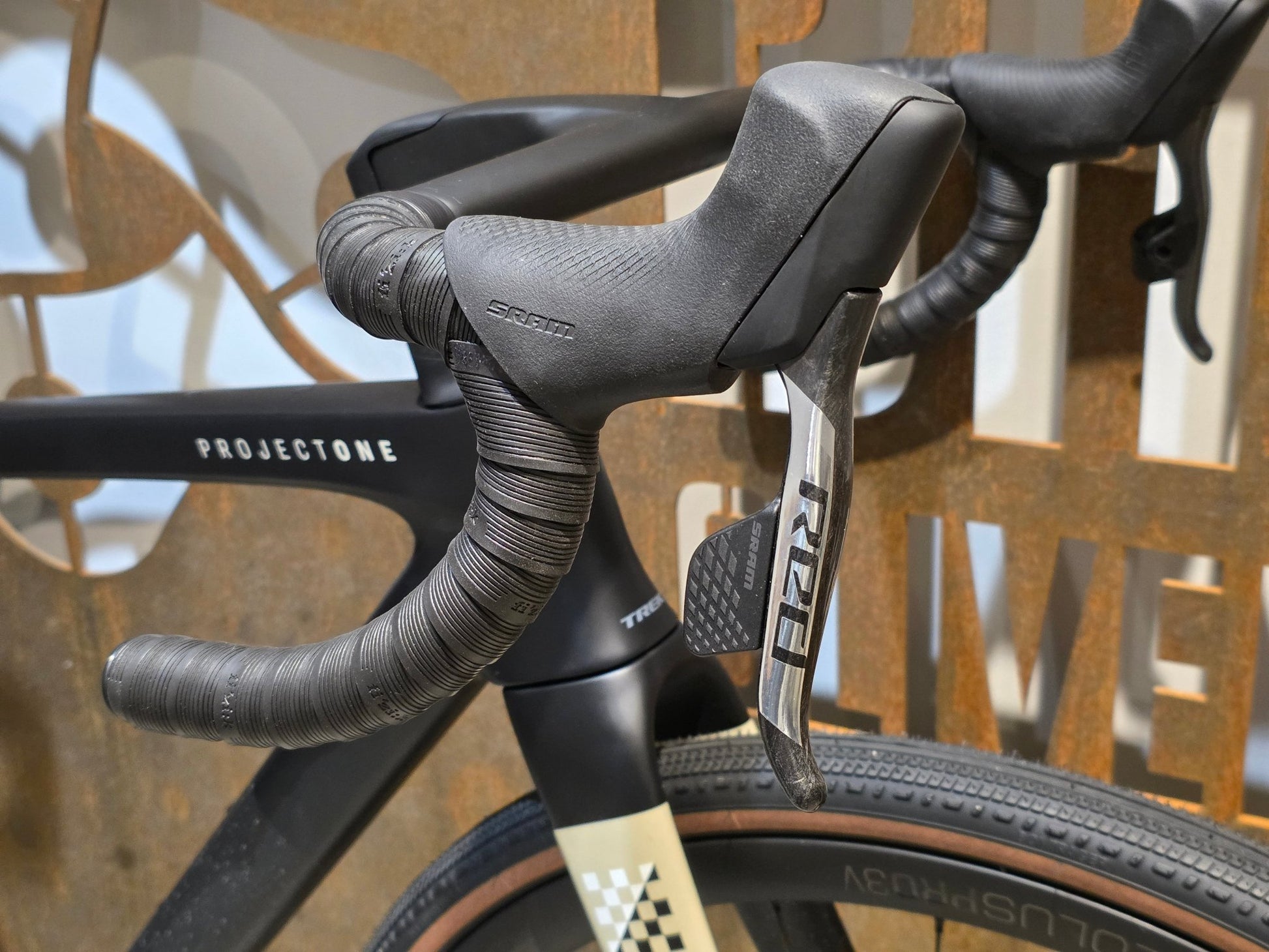 Gravel/Cyclocross von Trek, TREK CHECKMATE SLR 8 AXS / MATTE DEEP SMOKE / M vor USEDBIKES - OB.DE Hintergrund