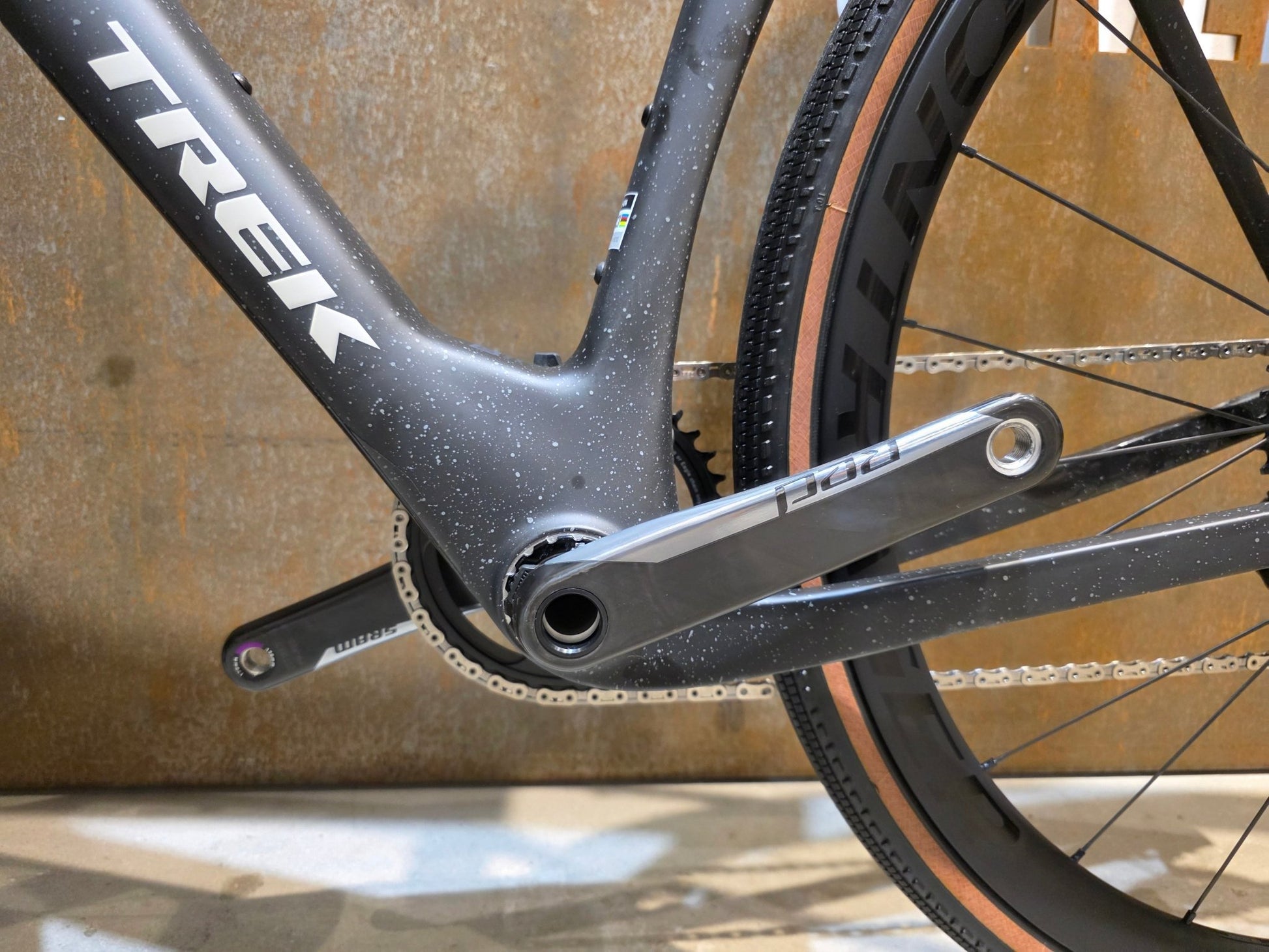 Gravel/Cyclocross von Trek, TREK CHECKMATE SLR 8 AXS / MATTE DEEP SMOKE / M vor USEDBIKES - OB.DE Hintergrund