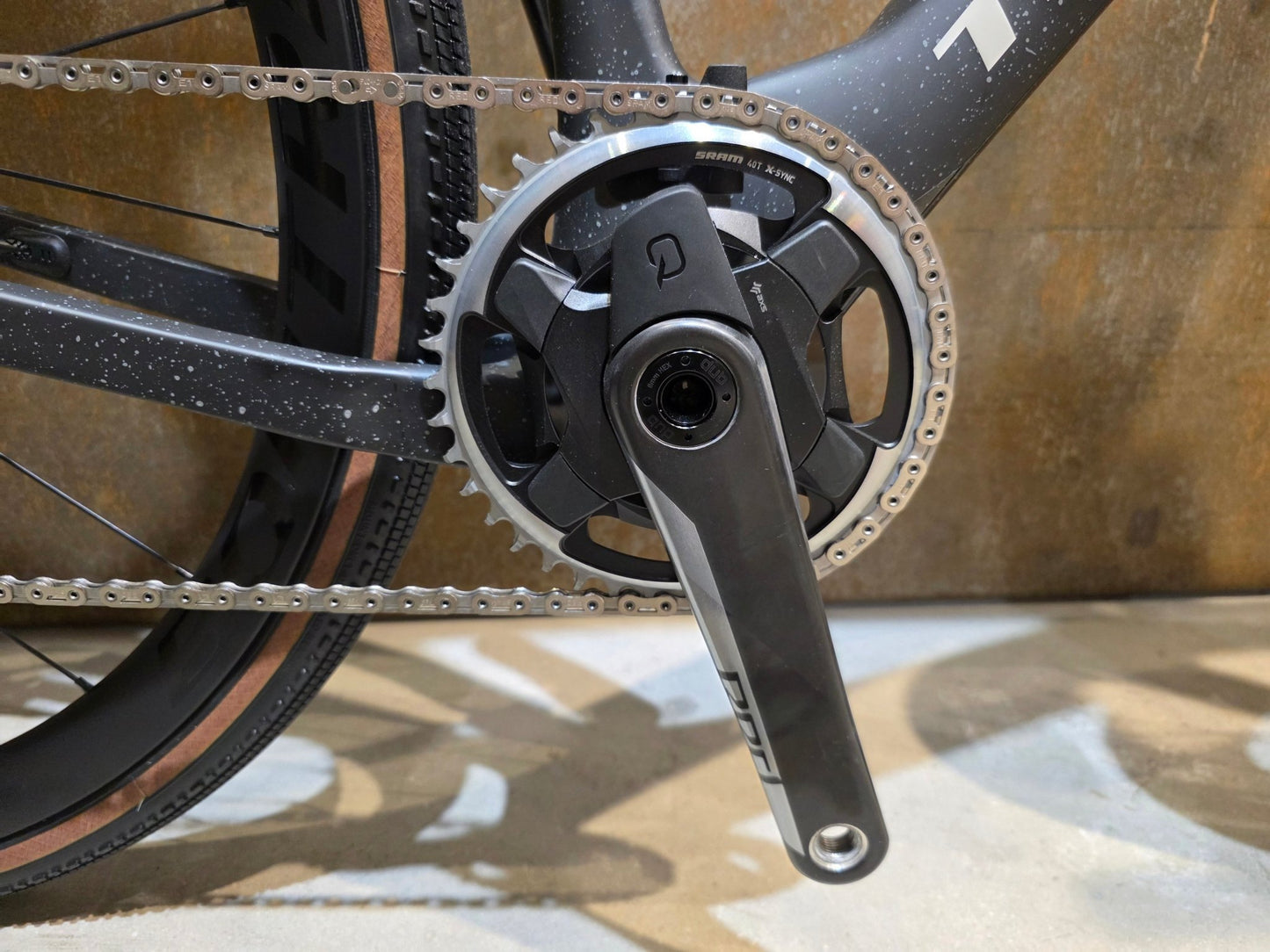 Gravel/Cyclocross von Trek, TREK CHECKMATE SLR 8 AXS / MATTE DEEP SMOKE / M vor USEDBIKES - OB.DE Hintergrund