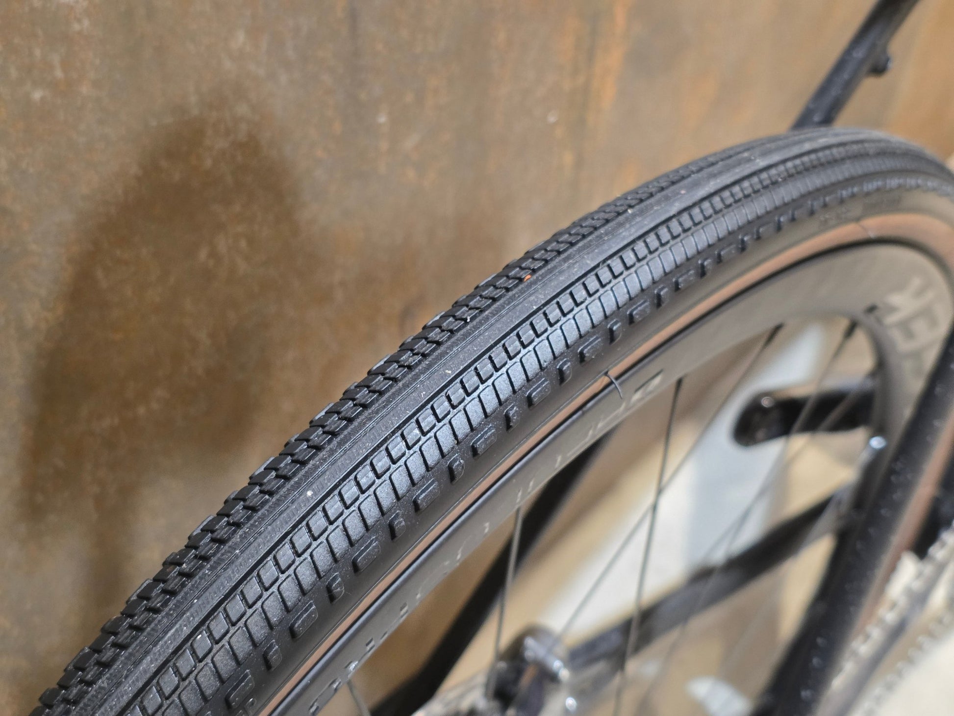 Gravel/Cyclocross von Trek, TREK CHECKMATE SLR 8 AXS / MATTE DEEP SMOKE / M vor USEDBIKES - OB.DE Hintergrund