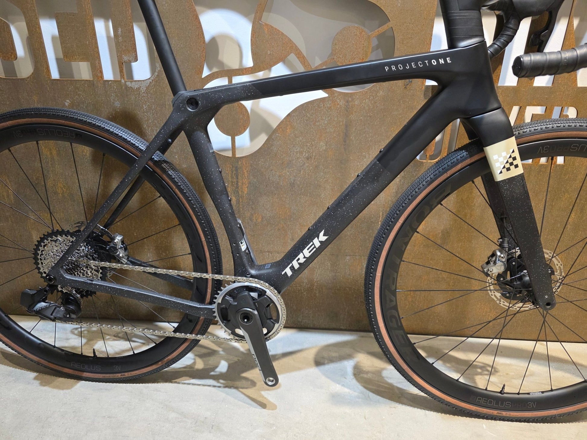 Gravel/Cyclocross von Trek, TREK CHECKMATE SLR 8 AXS / MATTE DEEP SMOKE / M vor USEDBIKES - OB.DE Hintergrund