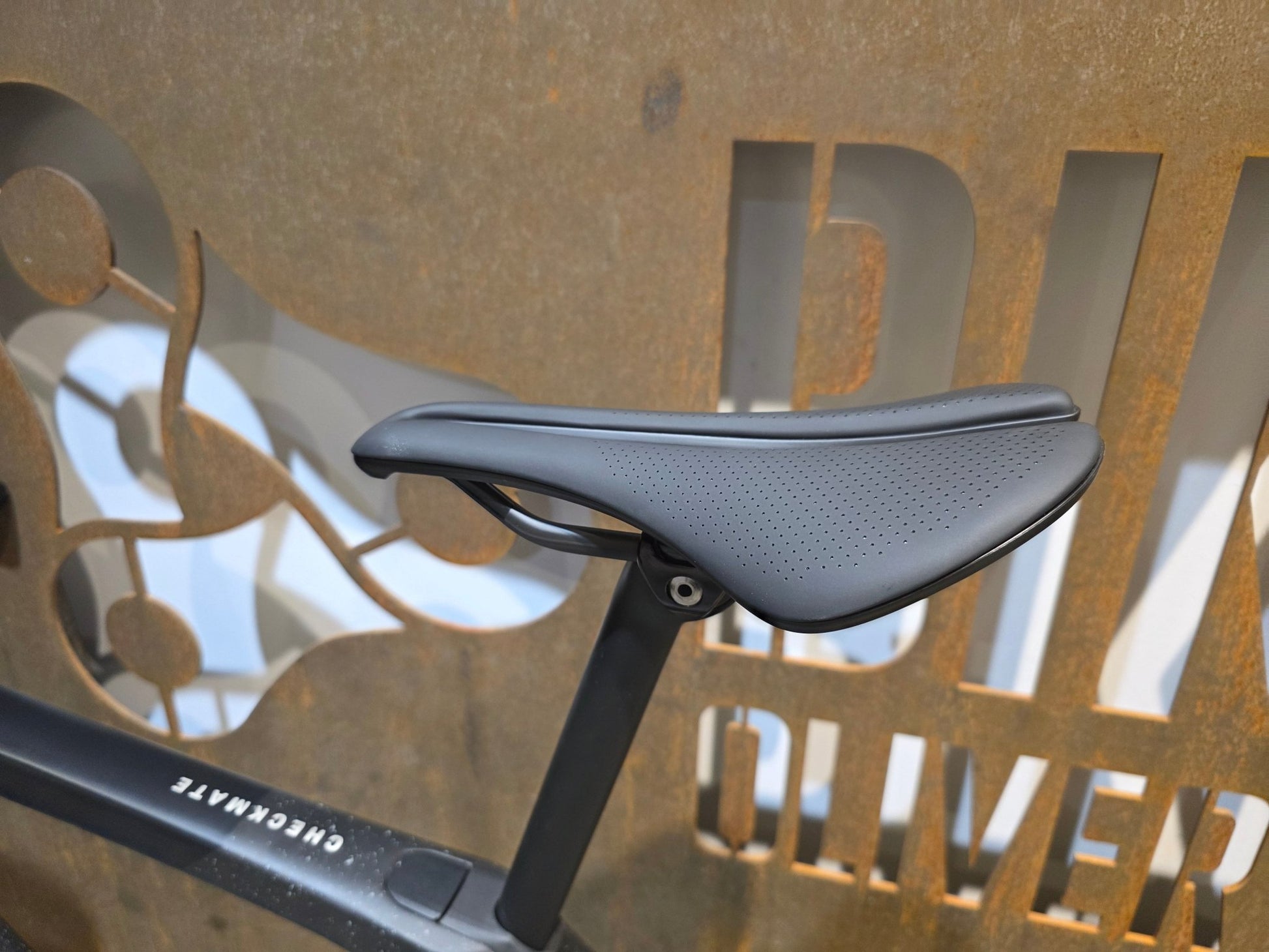 Gravel/Cyclocross von Trek, TREK CHECKMATE SLR 8 AXS / MATTE DEEP SMOKE / M vor USEDBIKES - OB.DE Hintergrund